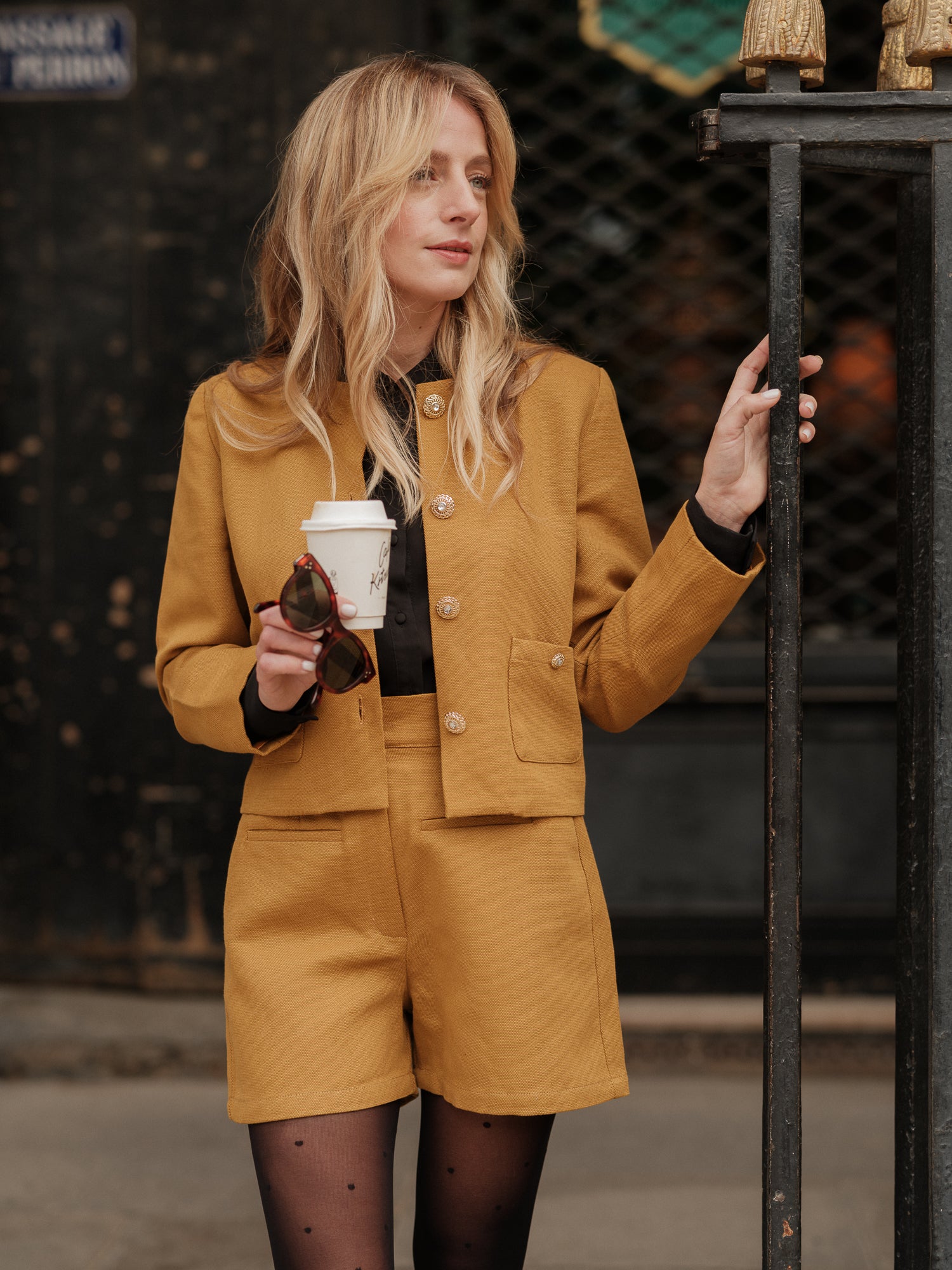 Veste courte structurée femme, silhouette forte, power tailoring, coupe droite élégante, veste urbaine raffinée, bouton bijoux, col rond, veste Chanel,  ANTIGONE, ANTIGONE Paris, marque de prêt-à-porter premium femme, tailleur femme élégant, ensemble coordonné chic, power suit féminin, ANTIGONE Paris, ANTIGONE, matching set