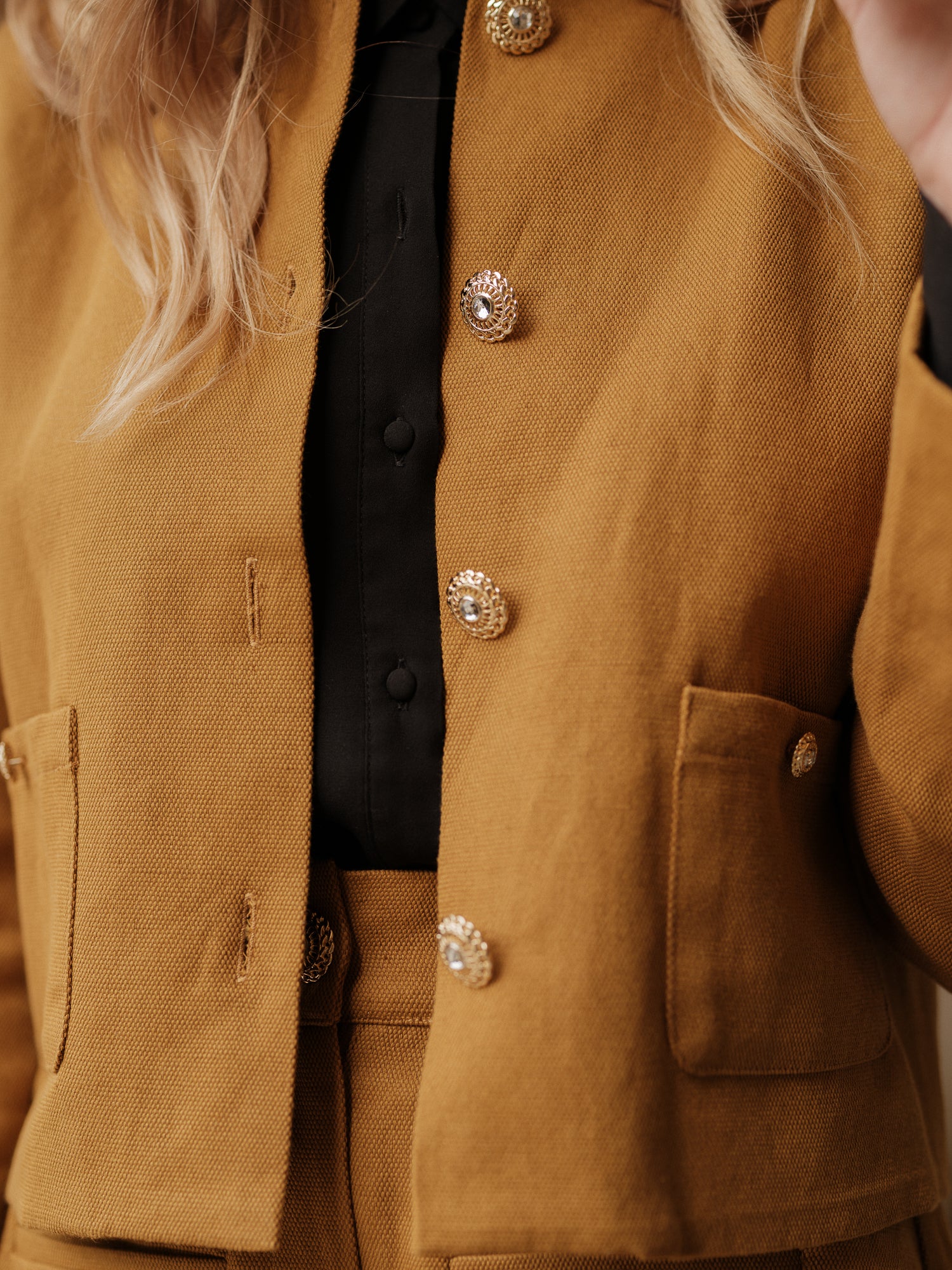 Veste courte structurée femme, silhouette forte, power tailoring, coupe droite élégante, veste urbaine raffinée, bouton bijoux, col rond, esprit Chanel,  ANTIGONE, ANTIGONE Paris, marque de prêt-à-porter premium femme, tailleur femme élégant, ensemble coordonné chic, power suit féminin, ANTIGONE Paris, ANTIGONE, matching set 