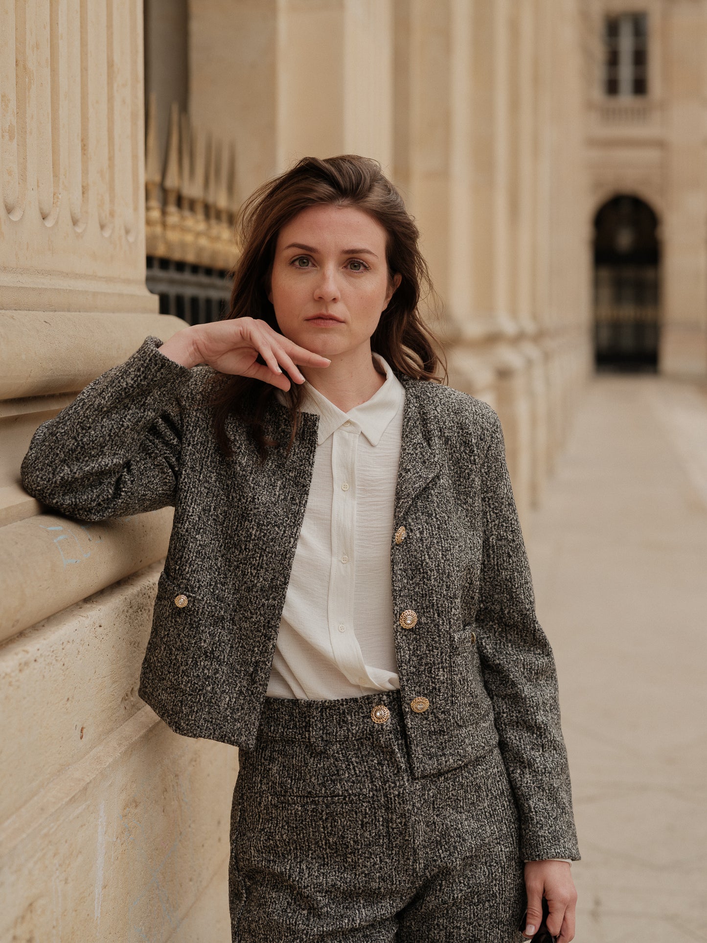 Veste courte structurée femme, silhouette forte, power tailoring, coupe droite élégante, veste urbaine raffinée, bouton bijoux, col rond, esprit Chanel ANTIGONE, ANTIGONE Paris, marque de prêt-à-porter premium femme, tailleur femme élégant, ensemble coordonné chic, power suit féminin, ANTIGONE Paris, ANTIGONE, matching set 