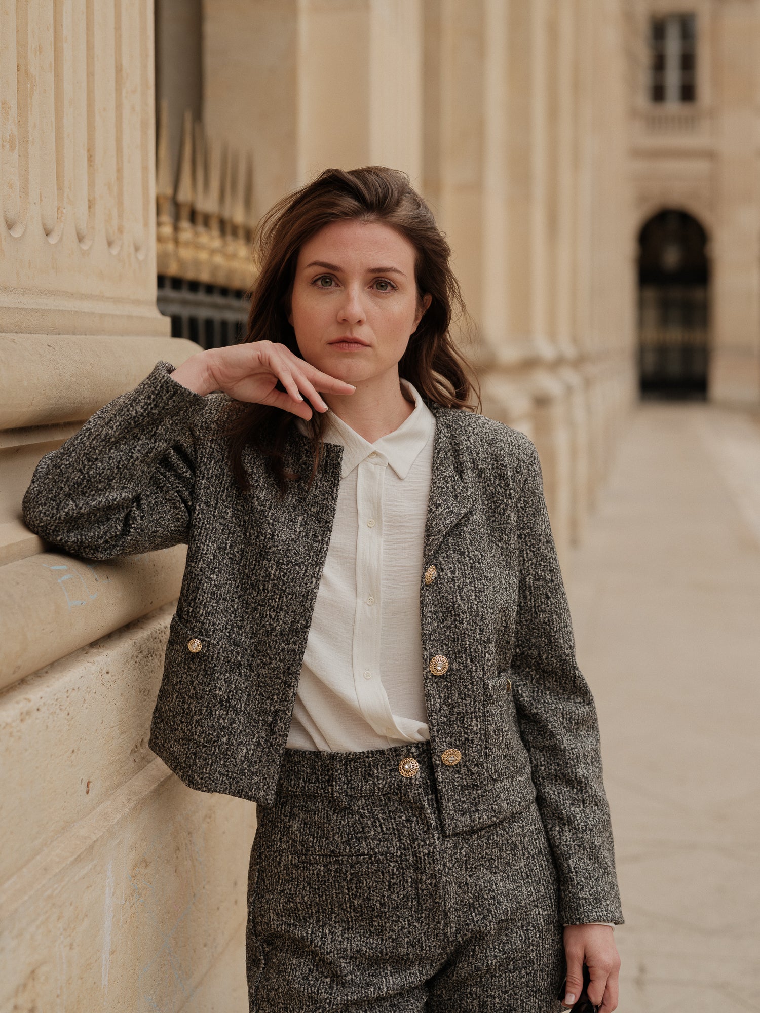 Veste courte structurée femme, silhouette forte, power tailoring, coupe droite élégante, veste urbaine raffinée, bouton bijoux, col rond, esprit Chanel ANTIGONE, ANTIGONE Paris, marque de prêt-à-porter premium femme, tailleur femme élégant, ensemble coordonné chic, power suit féminin, ANTIGONE Paris, ANTIGONE, matching set 