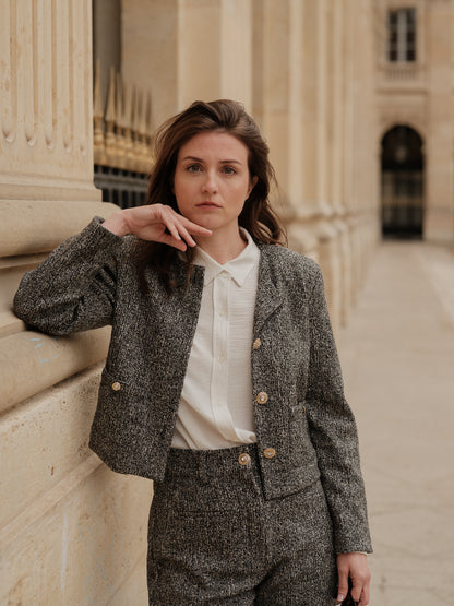 Veste courte structurée femme, silhouette forte, power tailoring, coupe droite élégante, veste urbaine raffinée, bouton bijoux, col rond, esprit Chanel ANTIGONE, ANTIGONE Paris, marque de prêt-à-porter premium femme, tailleur femme élégant, ensemble coordonné chic, power suit féminin, ANTIGONE Paris, ANTIGONE, matching set 