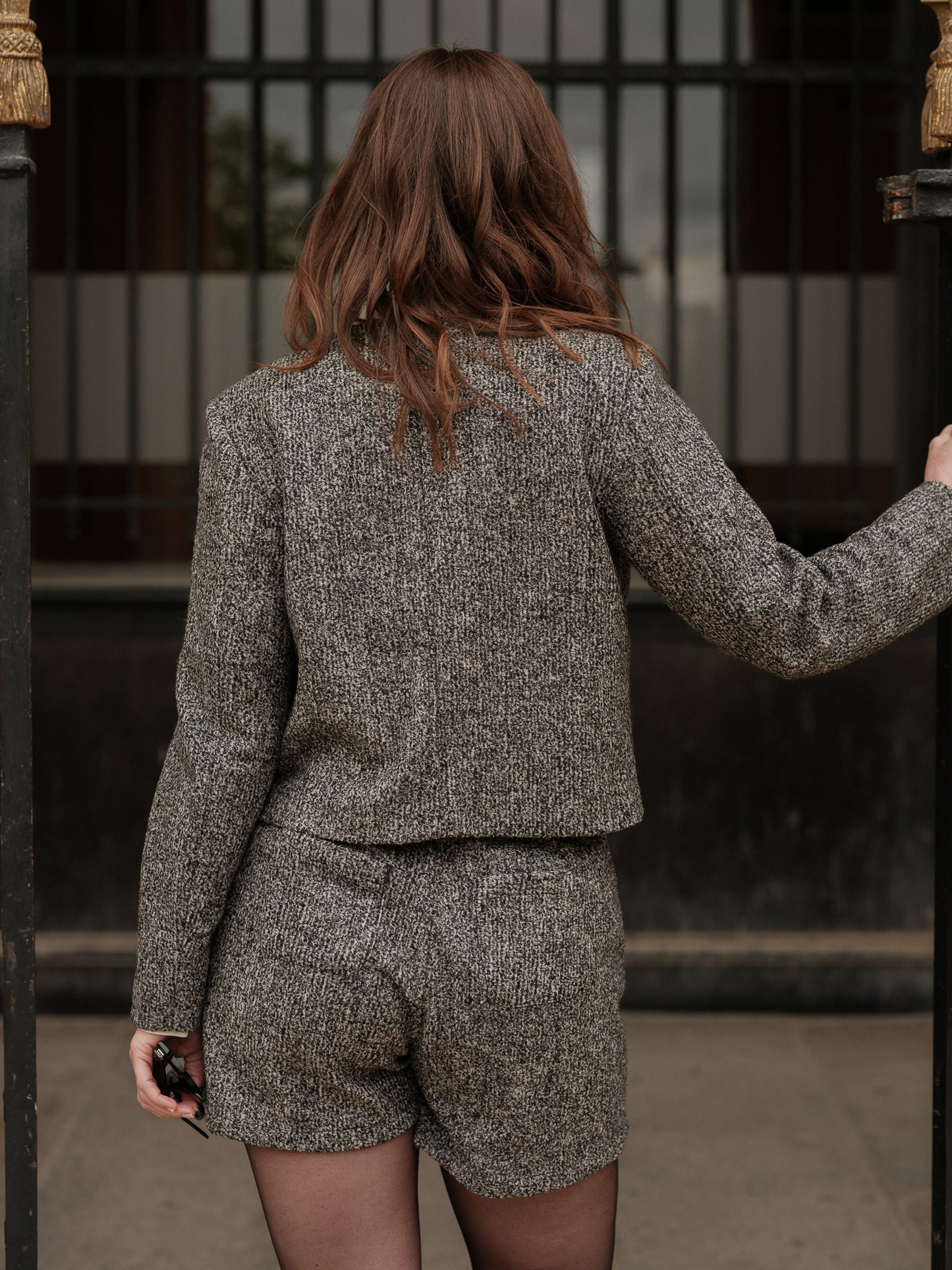 Veste courte structurée femme, silhouette forte, power tailoring, coupe droite élégante, veste urbaine raffinée, bouton bijoux, col rond, esprit Chanel ANTIGONE, ANTIGONE Paris, marque de prêt-à-porter premium femme, tailleur femme élégant, ensemble coordonné chic, power suit féminin, ANTIGONE Paris, ANTIGONE, matching set 