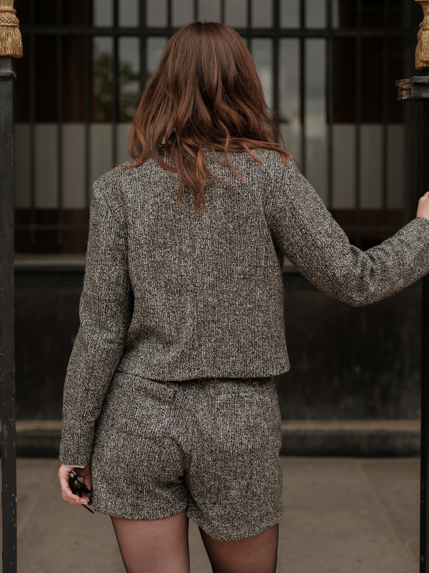 Veste courte structurée femme, silhouette forte, power tailoring, coupe droite élégante, veste urbaine raffinée, bouton bijoux, col rond, esprit Chanel ANTIGONE, ANTIGONE Paris, marque de prêt-à-porter premium femme, tailleur femme élégant, ensemble coordonné chic, power suit féminin, ANTIGONE Paris, ANTIGONE, matching set 