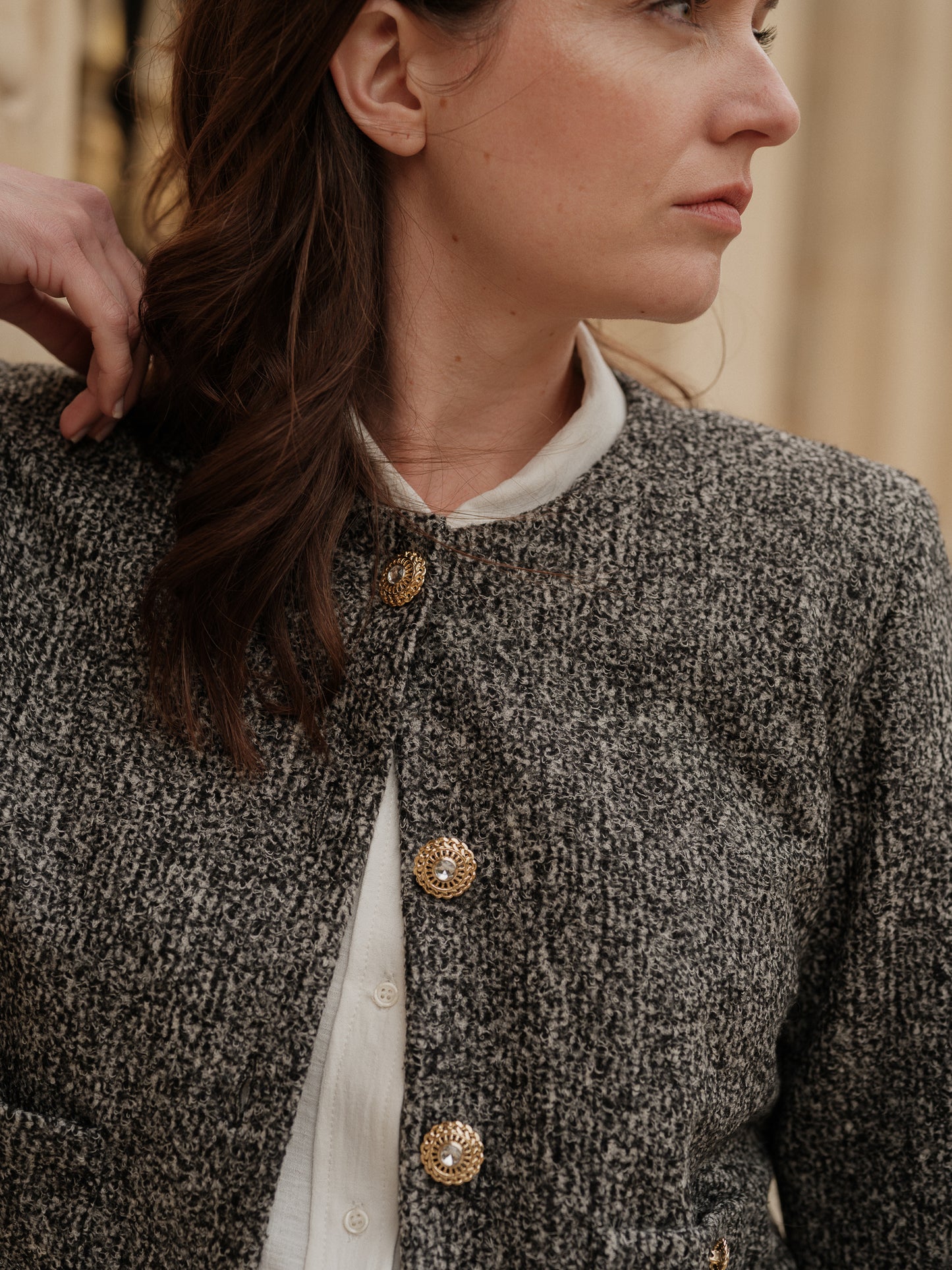 Veste courte structurée femme, silhouette forte, power tailoring, coupe droite élégante, veste urbaine raffinée, bouton bijoux, col rond, esprit Chanel ANTIGONE, ANTIGONE Paris, marque de prêt-à-porter premium femme, tailleur femme élégant, ensemble coordonné chic, power suit féminin, ANTIGONE Paris, ANTIGONE, matching set 