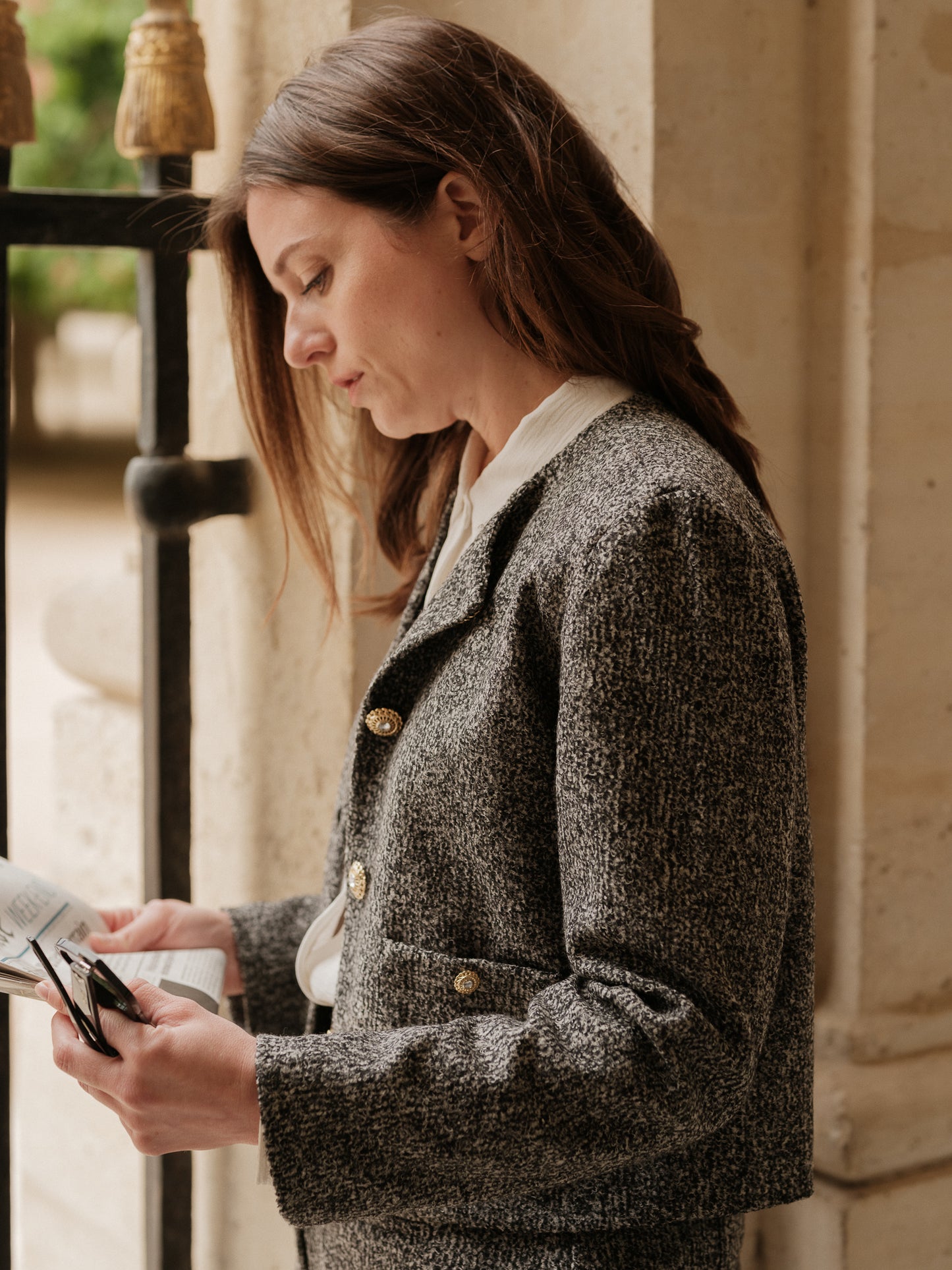Veste courte structurée femme, silhouette forte, power tailoring, coupe droite élégante, veste urbaine raffinée, bouton bijoux, col rond, esprit Chanel ANTIGONE, ANTIGONE Paris, marque de prêt-à-porter premium femme, tailleur femme élégant, ensemble coordonné chic, power suit féminin, ANTIGONE Paris, ANTIGONE, matching set 