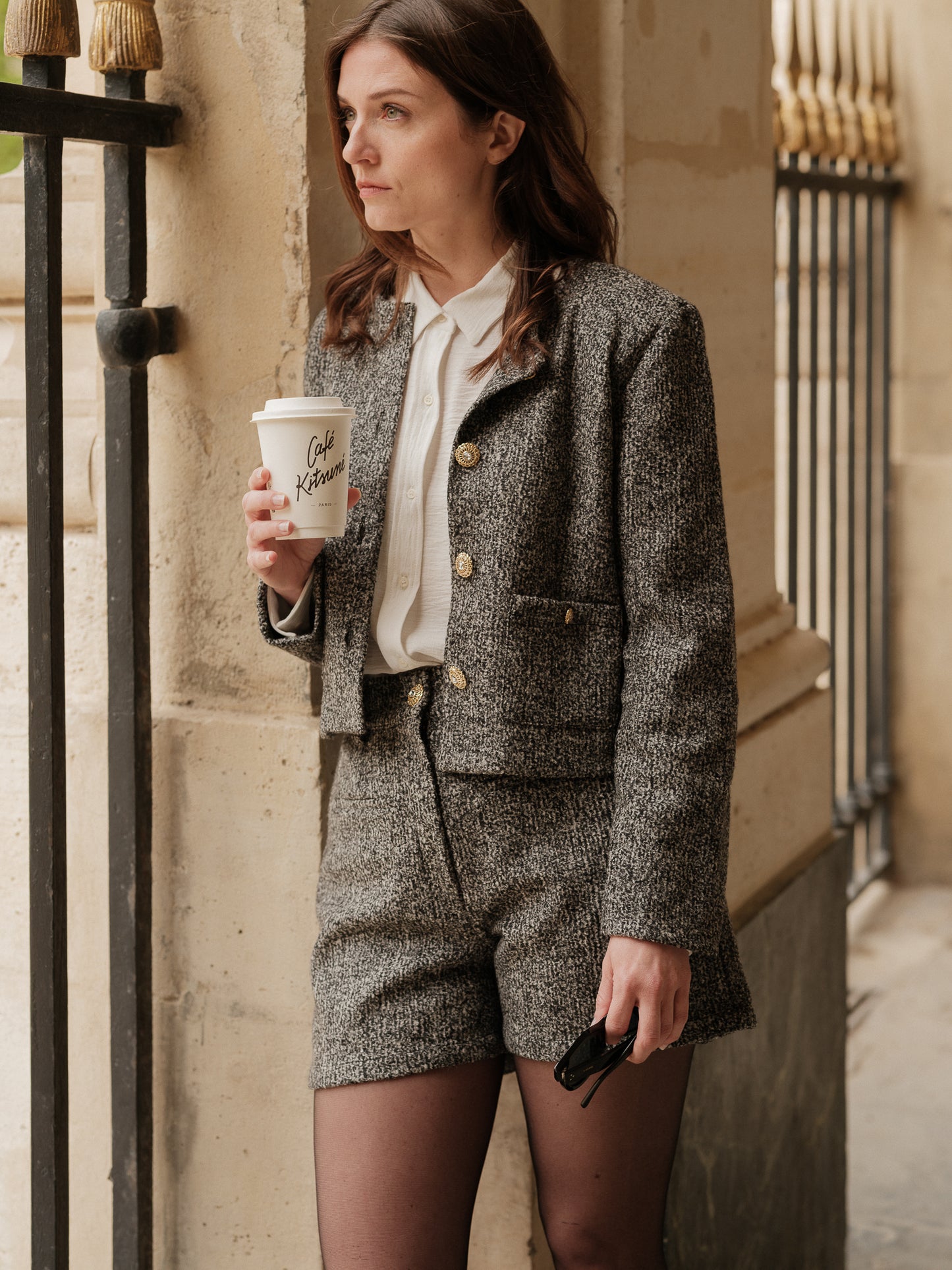 Veste courte structurée femme, silhouette forte, power tailoring, coupe droite élégante, veste urbaine raffinée, bouton bijoux, col rond, esprit Chanel ANTIGONE, ANTIGONE Paris, marque de prêt-à-porter premium femme, tailleur femme élégant, ensemble coordonné chic, power suit féminin, ANTIGONE Paris, ANTIGONE, matching set
