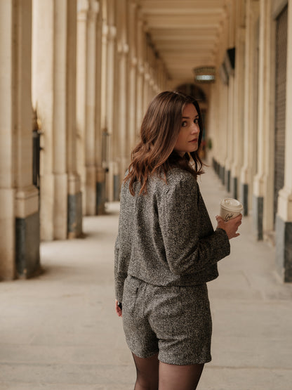 Veste courte structurée femme, silhouette forte, power tailoring, coupe droite élégante, veste urbaine raffinée, bouton bijoux, col rond, esprit Chanel ANTIGONE, ANTIGONE Paris, marque de prêt-à-porter premium femme, tailleur femme élégant, ensemble coordonné chic, power suit féminin, ANTIGONE Paris, ANTIGONE, matching set 