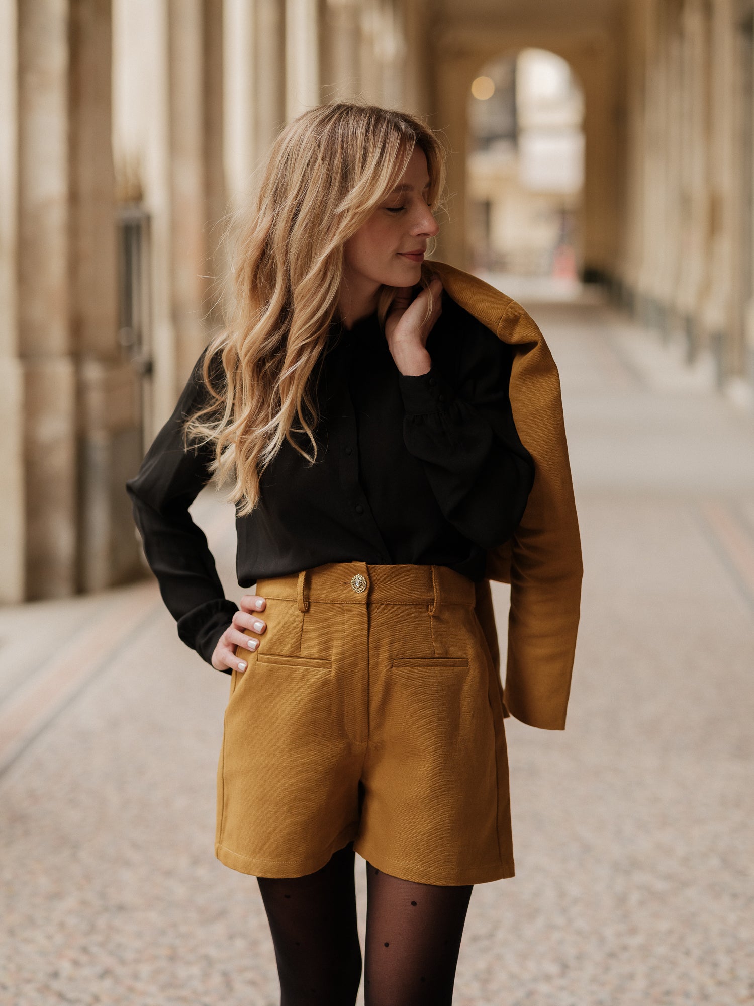 short structuré revisité, allure féminine audacieuse, coupe moderne droite courte, minimalisme graphique, style urbain assumé, pièce forte automne hiver, coton laine, short court, bouton bijoux ANTIGONE, ANTIGONE Paris, marque de prêt-à-porter premium femme, tailleur femme élégant, ensemble coordonné chic, power suit féminin, ANTIGONE Paris, ANTIGONE, matching set