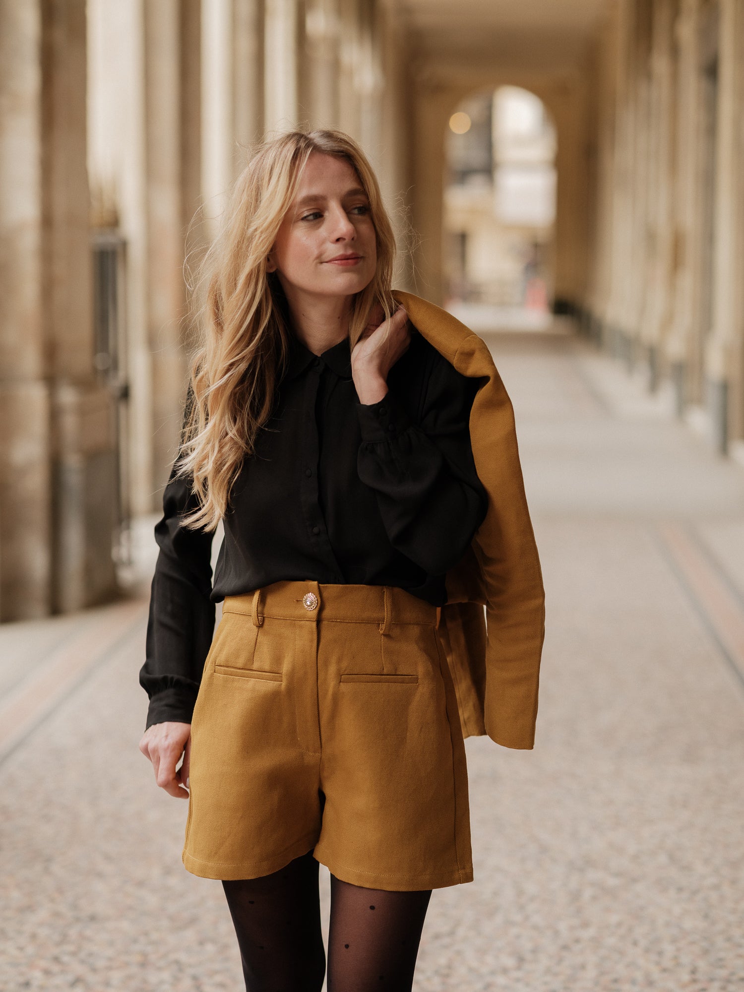 short structuré revisité, allure féminine audacieuse, coupe moderne droite courte, minimalisme graphique, style urbain assumé, pièce forte automne hiver, coton laine, short court, bouton bijoux ANTIGONE, ANTIGONE Paris, marque de prêt-à-porter premium femme, tailleur femme élégant, ensemble coordonné chic, power suit féminin, ANTIGONE Paris, ANTIGONE, matching set