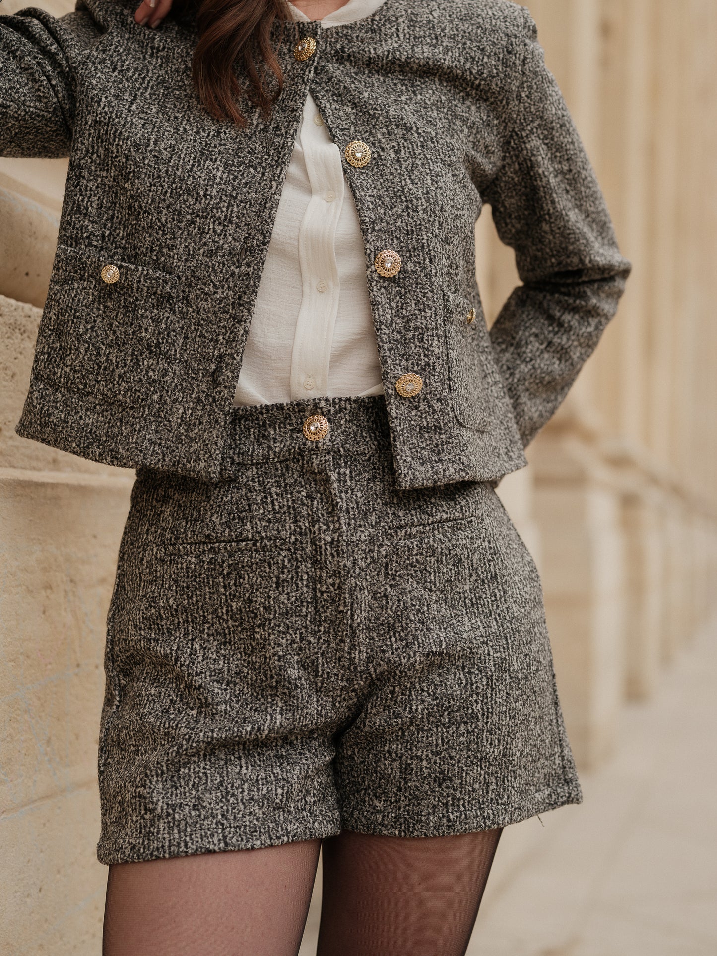 short structuré revisité, allure féminine audacieuse, coupe moderne droite courte, minimalisme graphique, style urbain assumé, pièce forte automne hiver, coton laine, short court, bouton bijoux, taille elastique ANTIGONE, ANTIGONE Paris, marque de prêt-à-porter premium femme, tailleur femme élégant, ensemble coordonné chic, power suit féminin, ANTIGONE Paris, ANTIGONE, matching set