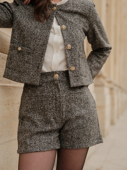 short structuré revisité, allure féminine audacieuse, coupe moderne droite courte, minimalisme graphique, style urbain assumé, pièce forte automne hiver, coton laine, short court, bouton bijoux, taille elastique ANTIGONE, ANTIGONE Paris, marque de prêt-à-porter premium femme, tailleur femme élégant, ensemble coordonné chic, power suit féminin, ANTIGONE Paris, ANTIGONE, matching set