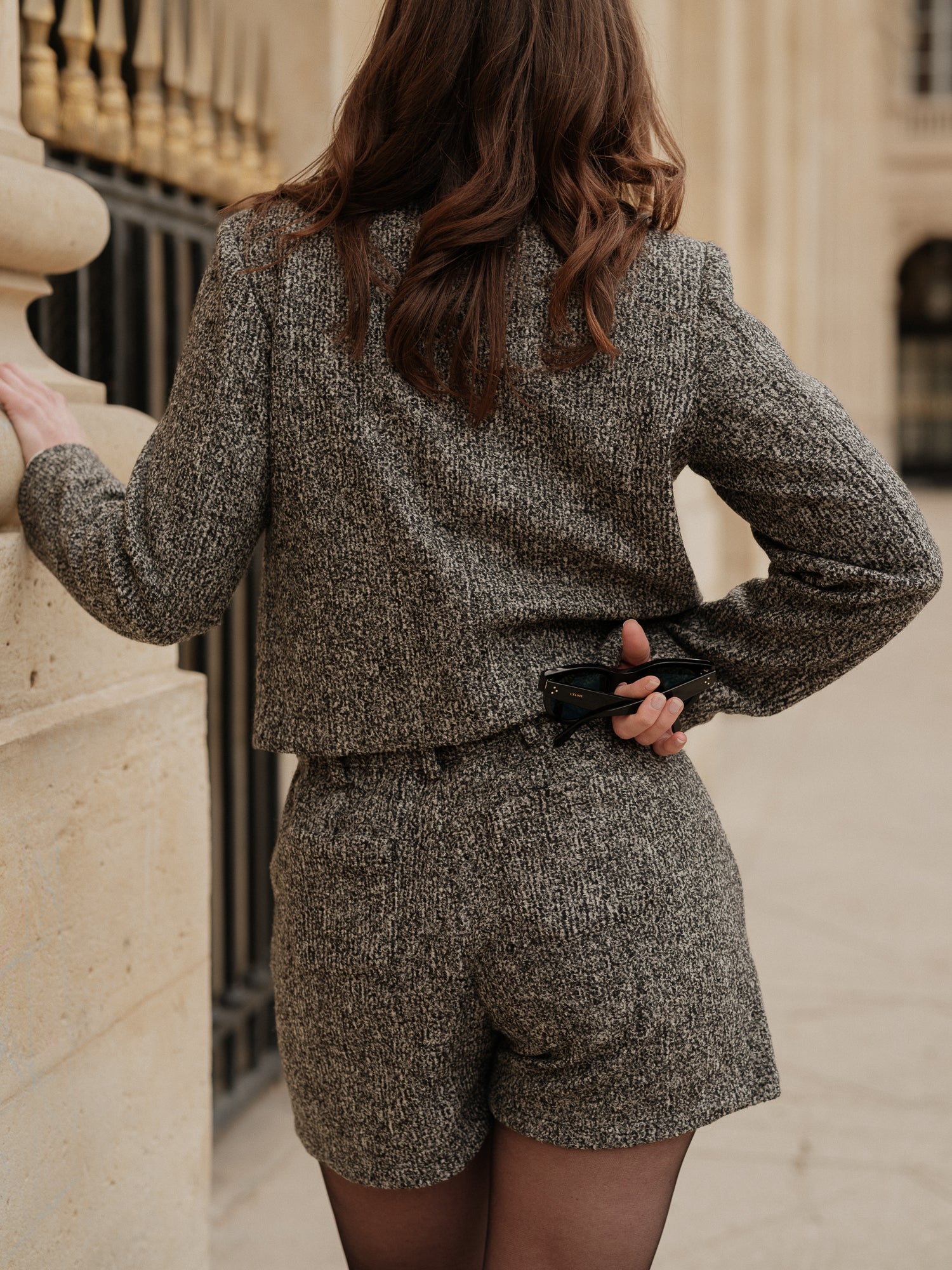 short structuré revisité, allure féminine audacieuse, coupe moderne droite courte, minimalisme graphique, style urbain assumé, pièce forte automne hiver, coton laine, short court, bouton bijoux, taille elastique ANTIGONE, ANTIGONE Paris, marque de prêt-à-porter premium femme, tailleur femme élégant, ensemble coordonné chic, power suit féminin, ANTIGONE Paris, ANTIGONE, matching set