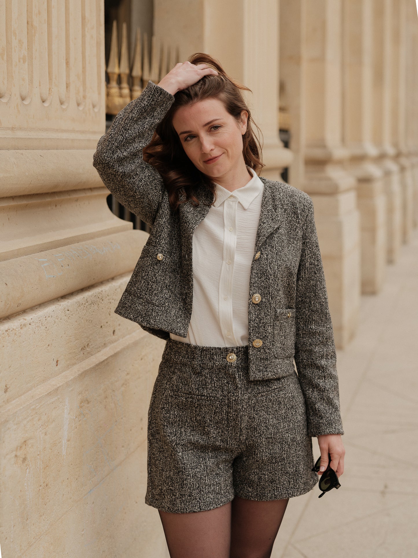 short structuré revisité, allure féminine audacieuse, coupe moderne droite courte, minimalisme graphique, style urbain assumé, pièce forte automne hiver, coton laine, short court, bouton bijoux, taille elastique ANTIGONE, ANTIGONE Paris, marque de prêt-à-porter premium femme, tailleur femme élégant, ensemble coordonné chic, power suit féminin, ANTIGONE Paris, ANTIGONE, matching set