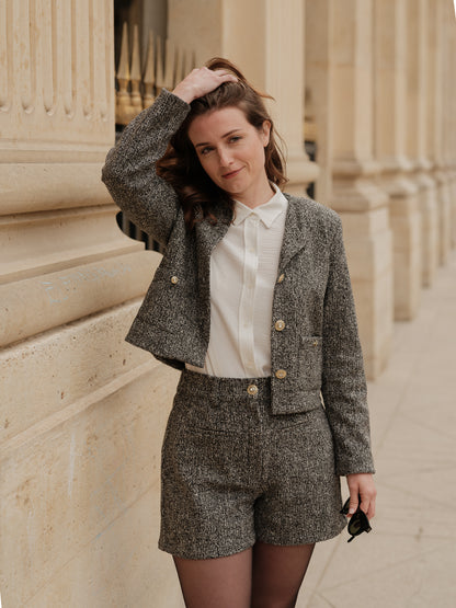short structuré revisité, allure féminine audacieuse, coupe moderne droite courte, minimalisme graphique, style urbain assumé, pièce forte automne hiver, coton laine, short court, bouton bijoux, taille elastique ANTIGONE, ANTIGONE Paris, marque de prêt-à-porter premium femme, tailleur femme élégant, ensemble coordonné chic, power suit féminin, ANTIGONE Paris, ANTIGONE, matching set