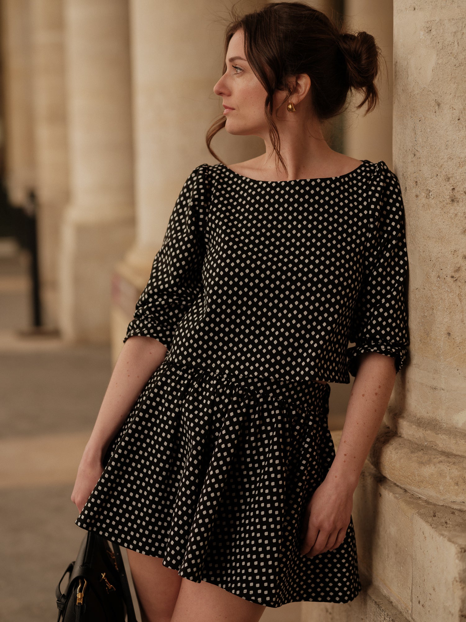jupe mini, jupe qui tourne, mini skiât, mouvement élégant, style graphique féminin, jupe taille haute, silhouette dansante, pièce versatile et chic, taille élastique ANTIGONE, ANTIGONE Paris, marque de prêt-à-porter premium femme, tailleur femme élégant, ensemble coordonné chic, power suit féminin, ANTIGONE Paris, ANTIGONE, matching set