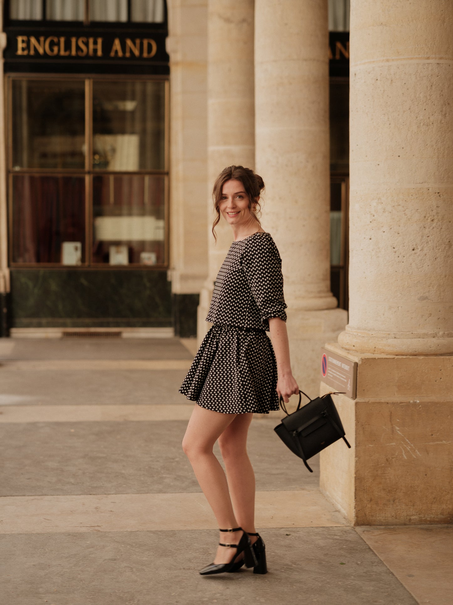 jupe mini, jupe qui tourne, mini skiât, mouvement élégant, style graphique féminin, jupe taille haute, silhouette dansante, pièce versatile et chic, taille élastique ANTIGONE, ANTIGONE Paris, marque de prêt-à-porter premium femme, tailleur femme élégant, ensemble coordonné chic, power suit féminin, ANTIGONE Paris, ANTIGONE, matching set
