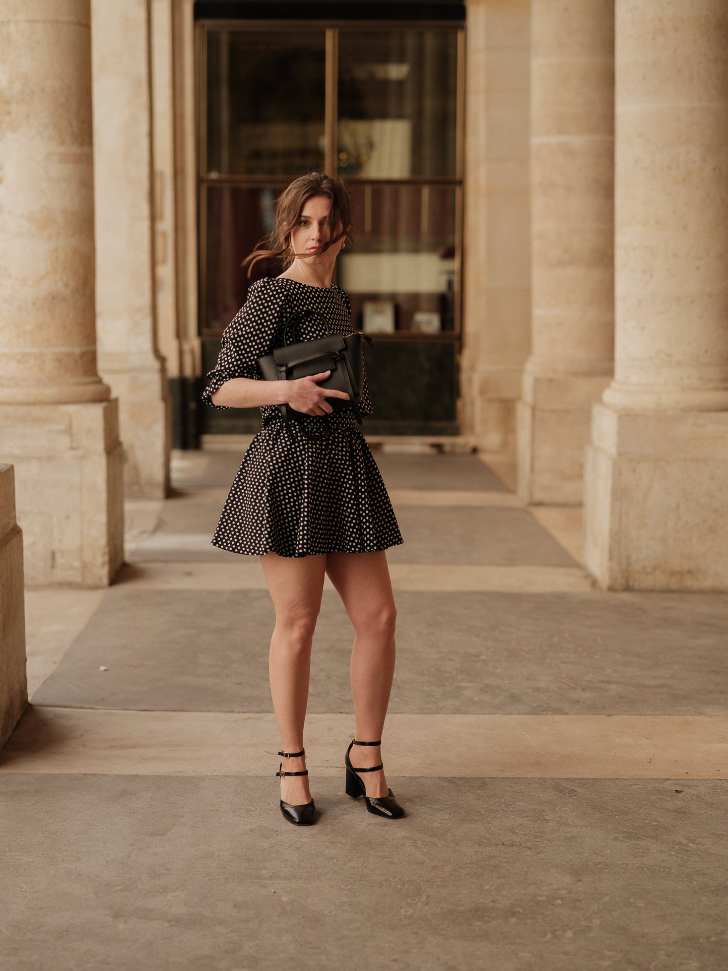 jupe mini, jupe qui tourne, mini skiât, mouvement élégant, style graphique féminin, jupe taille haute, silhouette dansante, pièce versatile et chic, taille élastique ANTIGONE, ANTIGONE Paris, marque de prêt-à-porter premium femme, tailleur femme élégant, ensemble coordonné chic, power suit féminin, ANTIGONE Paris, ANTIGONE, matching set
