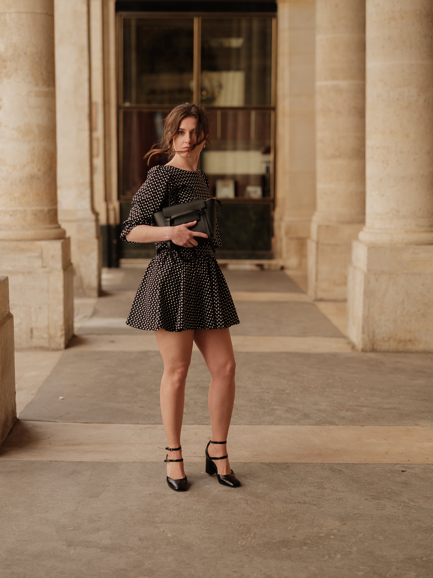 jupe mini, jupe qui tourne, mini skiât, mouvement élégant, style graphique féminin, jupe taille haute, silhouette dansante, pièce versatile et chic, taille élastique ANTIGONE, ANTIGONE Paris, marque de prêt-à-porter premium femme, tailleur femme élégant, ensemble coordonné chic, power suit féminin, ANTIGONE Paris, ANTIGONE, matching set