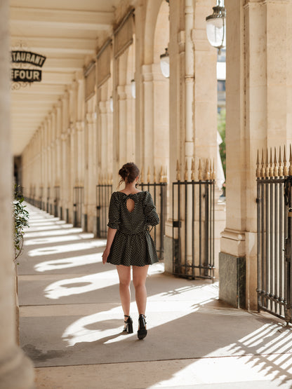 jupe mini, jupe qui tourne, mini skiât, mouvement élégant, style graphique féminin, jupe taille haute, silhouette dansante, pièce versatile et chic, taille élastique ANTIGONE, ANTIGONE Paris, marque de prêt-à-porter premium femme, tailleur femme élégant, ensemble coordonné chic, power suit féminin, ANTIGONE Paris, ANTIGONE, matching set