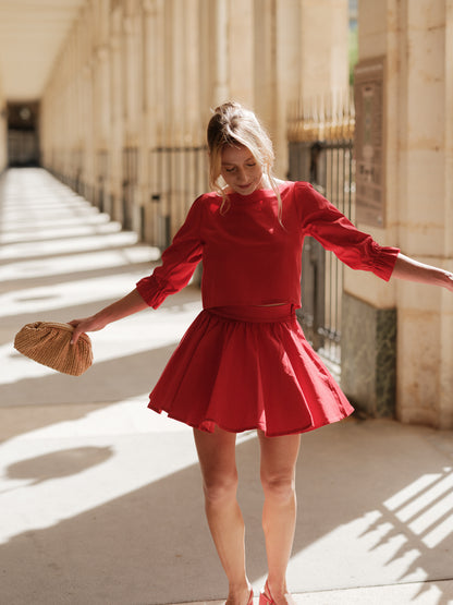 jupe mini, jupe qui tourne, mini skiât, mouvement élégant, style graphique féminin, jupe taille haute, silhouette dansante, pièce versatile et chic, taille élastique ANTIGONE, ANTIGONE Paris, marque de prêt-à-porter premium femme, tailleur femme élégant, ensemble coordonné chic, power suit féminin, ANTIGONE Paris, ANTIGONE, matching set