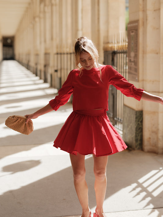 jupe mini, jupe qui tourne, mini skiât, mouvement élégant, style graphique féminin, jupe taille haute, silhouette dansante, pièce versatile et chic, taille élastique ANTIGONE, ANTIGONE Paris, marque de prêt-à-porter premium femme, tailleur femme élégant, ensemble coordonné chic, power suit féminin, ANTIGONE Paris, ANTIGONE, matching set