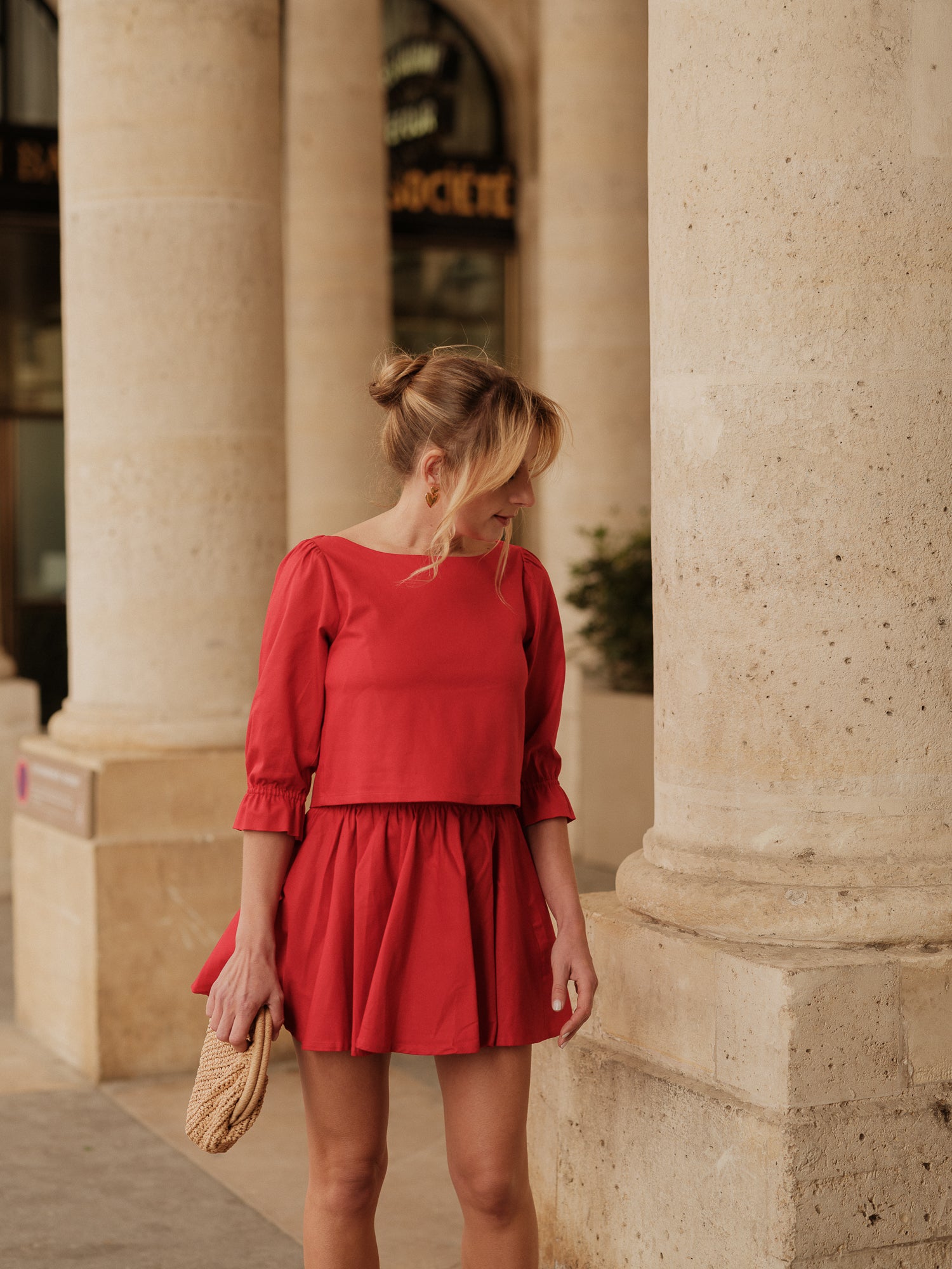 jupe mini, jupe qui tourne, mini skiât, mouvement élégant, style graphique féminin, jupe taille haute, silhouette dansante, pièce versatile et chic, taille élastique ANTIGONE, ANTIGONE Paris, marque de prêt-à-porter premium femme, tailleur femme élégant, ensemble coordonné chic, power suit féminin, ANTIGONE Paris, ANTIGONE, matching set