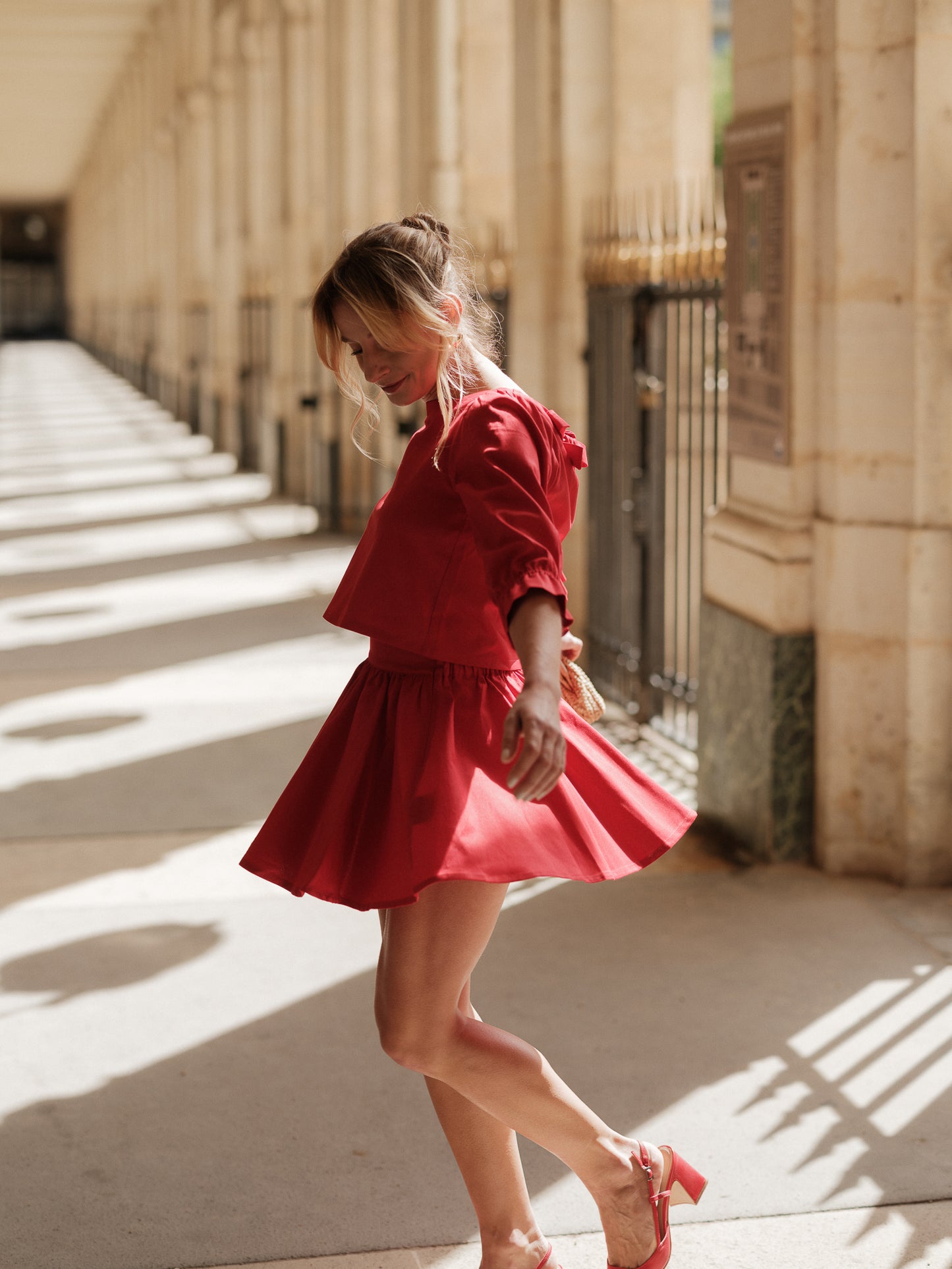 jupe mini, jupe qui tourne, mini skiât, mouvement élégant, style graphique féminin, jupe taille haute, silhouette dansante, pièce versatile et chic, taille élastique ANTIGONE, ANTIGONE Paris, marque de prêt-à-porter premium femme, tailleur femme élégant, ensemble coordonné chic, power suit féminin, ANTIGONE Paris, ANTIGONE, matching set