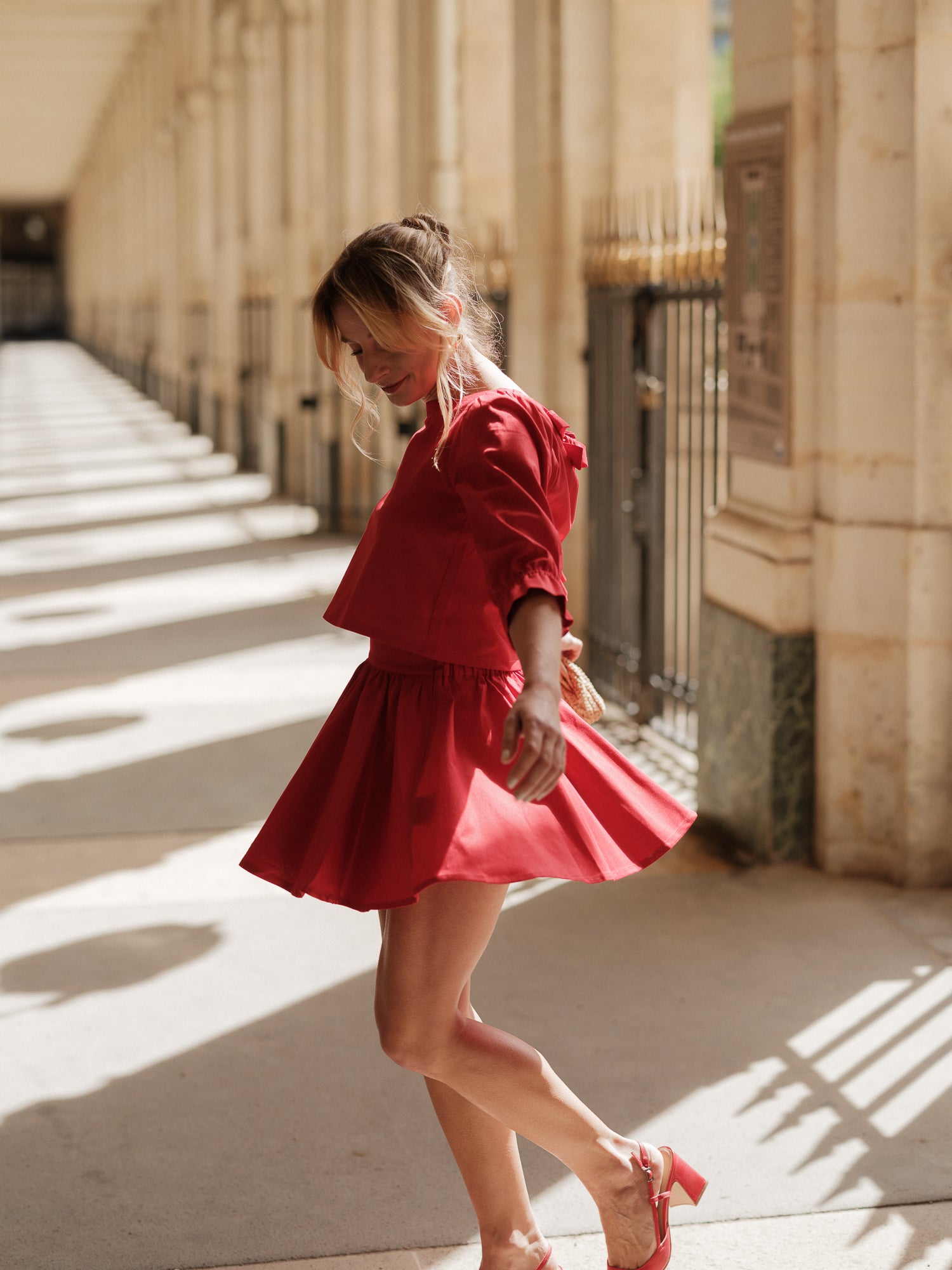 jupe mini, jupe qui tourne, mini skiât, mouvement élégant, style graphique féminin, jupe taille haute, silhouette dansante, pièce versatile et chic, taille élastique ANTIGONE, ANTIGONE Paris, marque de prêt-à-porter premium femme, tailleur femme élégant, ensemble coordonné chic, power suit féminin, ANTIGONE Paris, ANTIGONE, matching set