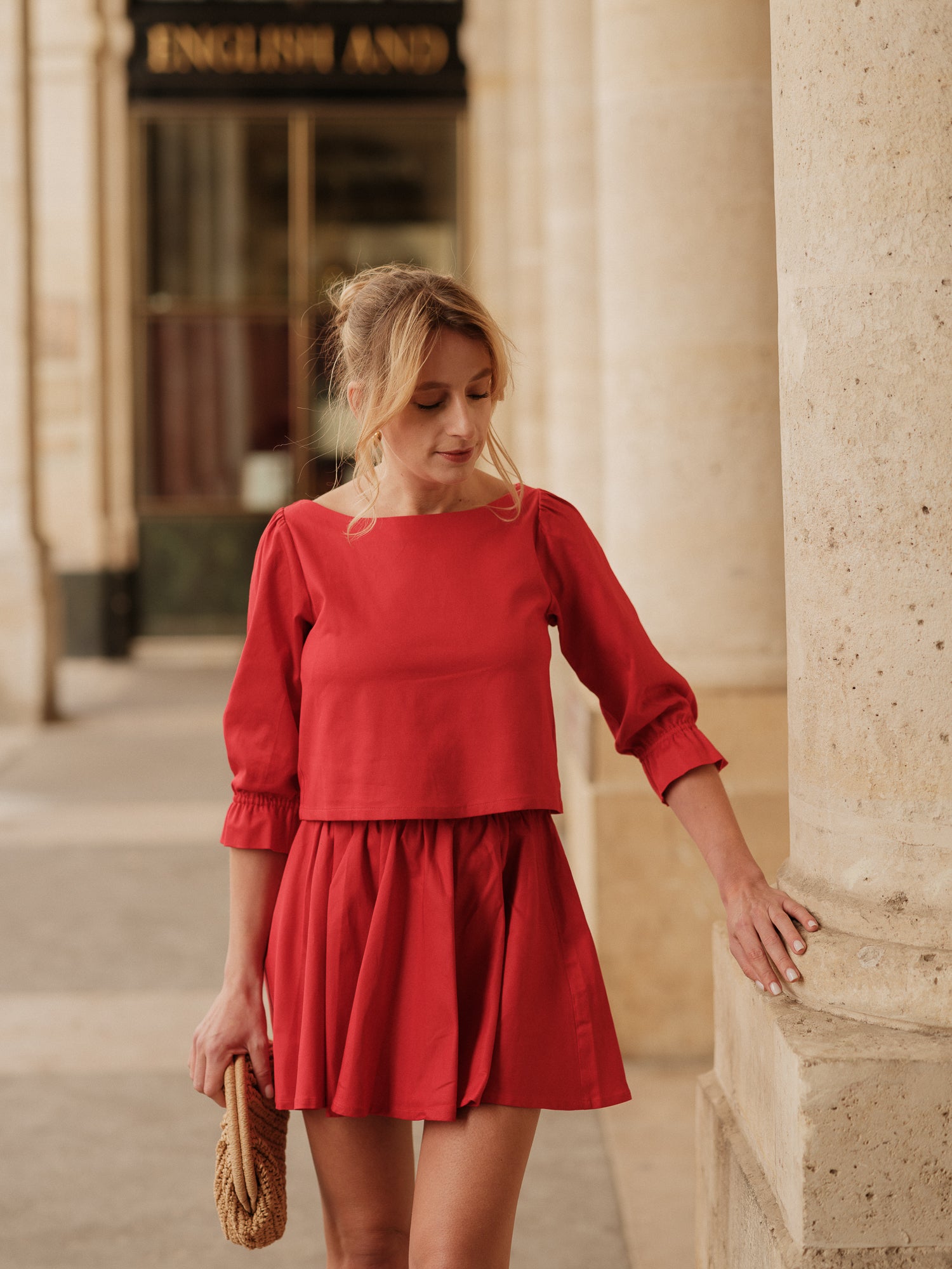 jupe mini, jupe qui tourne, mini skiât, mouvement élégant, style graphique féminin, jupe taille haute, silhouette dansante, pièce versatile et chic, taille élastique ANTIGONE, ANTIGONE Paris, marque de prêt-à-porter premium femme, tailleur femme élégant, ensemble coordonné chic, power suit féminin, ANTIGONE Paris, ANTIGONE, matching set