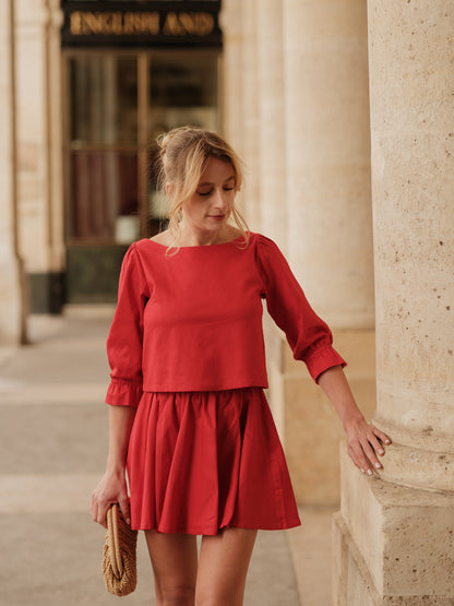 jupe mini, jupe qui tourne, mini skiât, mouvement élégant, style graphique féminin, jupe taille haute, silhouette dansante, pièce versatile et chic, taille élastique ANTIGONE, ANTIGONE Paris, marque de prêt-à-porter premium femme, tailleur femme élégant, ensemble coordonné chic, power suit féminin, ANTIGONE Paris, ANTIGONE, matching set