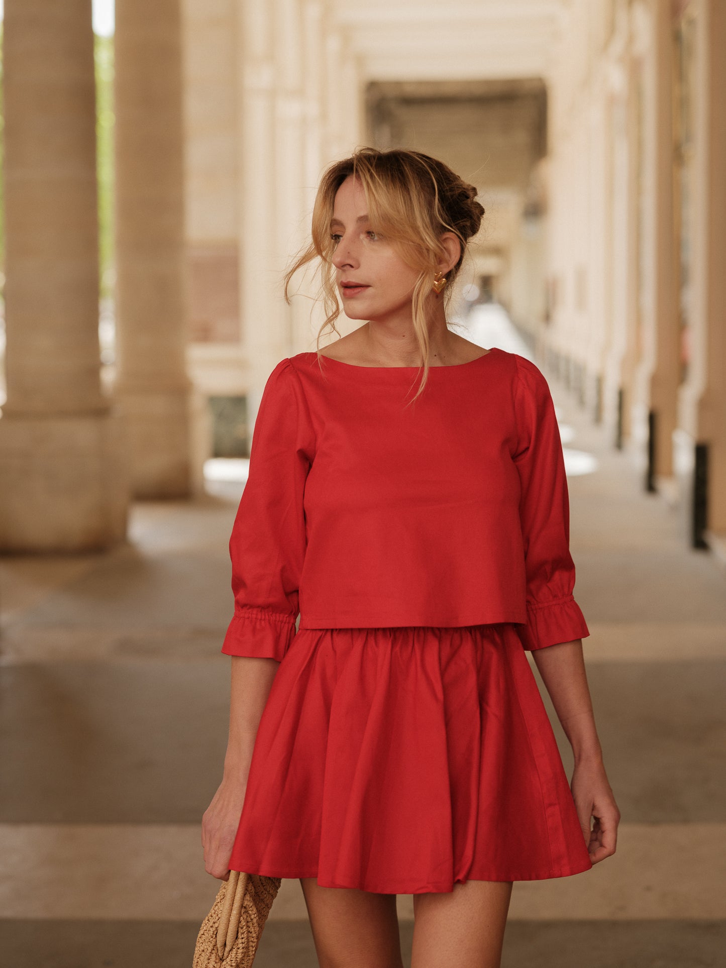 jupe mini, jupe qui tourne, mini skiât, mouvement élégant, style graphique féminin, jupe taille haute, silhouette dansante, pièce versatile et chic, taille élastique ANTIGONE, ANTIGONE Paris, marque de prêt-à-porter premium femme, tailleur femme élégant, ensemble coordonné chic, power suit féminin, ANTIGONE Paris, ANTIGONE, matching set