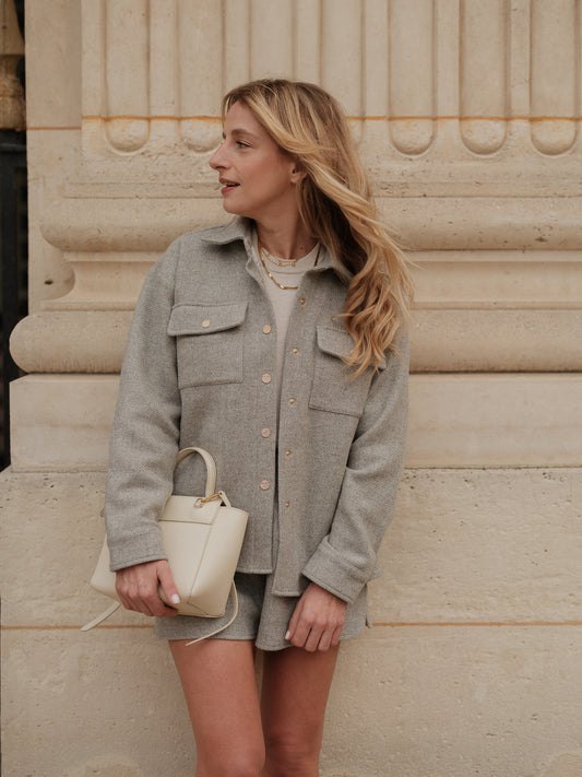 surchemise femme oversize, look urbain affirmé, pièce forte layering, coupe androgyne élégante, veste chemise moderne, style audacieux et fluide ANTIGONE, ANTIGONE Paris, marque de prêt-à-porter premium femme, tailleur femme élégant, ensemble coordonné chic, power suit féminin, ANTIGONE Paris, ANTIGONE, matching set