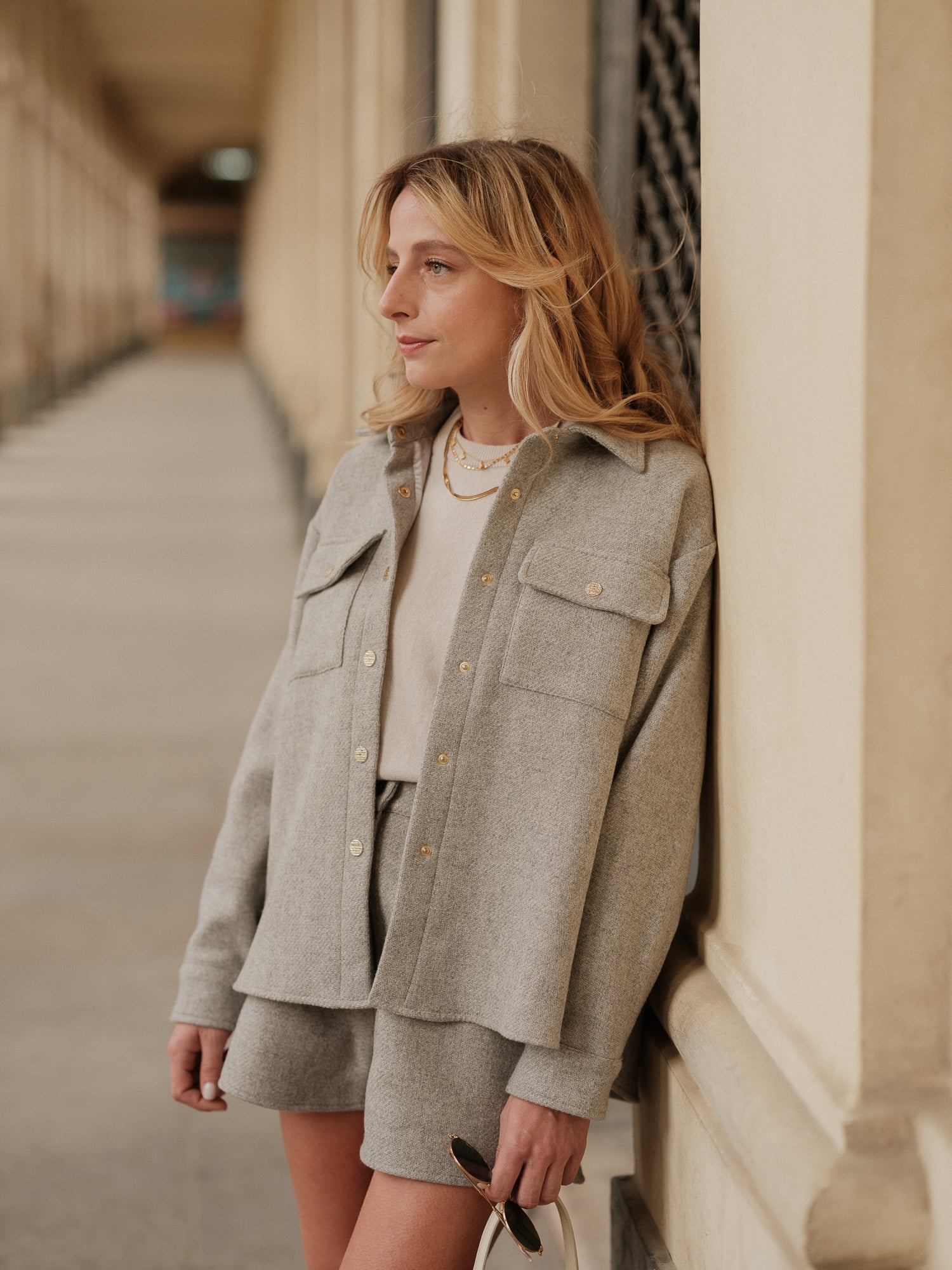 surchemise femme oversize, look urbain affirmé, pièce forte layering, coupe androgyne élégante, veste chemise moderne, style audacieux et fluide ANTIGONE, ANTIGONE Paris, marque de prêt-à-porter premium femme, tailleur femme élégant, ensemble coordonné chic, power suit féminin, ANTIGONE Paris, ANTIGONE, matching set