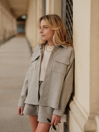 surchemise femme oversize, look urbain affirmé, pièce forte layering, coupe androgyne élégante, veste chemise moderne, style audacieux et fluide ANTIGONE, ANTIGONE Paris, marque de prêt-à-porter premium femme, tailleur femme élégant, ensemble coordonné chic, power suit féminin, ANTIGONE Paris, ANTIGONE, matching set