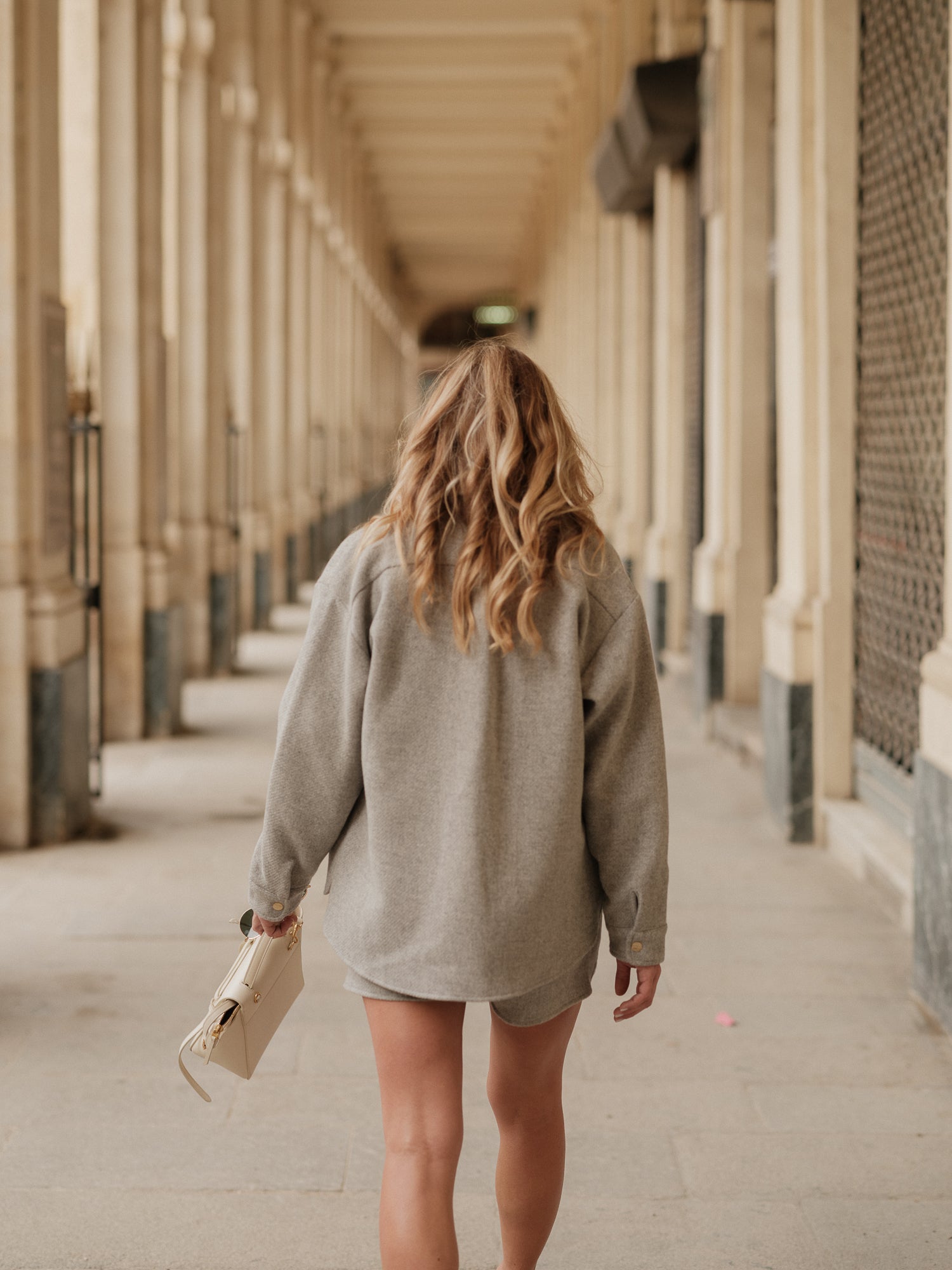 surchemise femme oversize, look urbain affirmé, pièce forte layering, coupe androgyne élégante, veste chemise moderne, style audacieux et fluide ANTIGONE, ANTIGONE Paris, marque de prêt-à-porter premium femme, tailleur femme élégant, ensemble coordonné chic, power suit féminin, ANTIGONE Paris, ANTIGONE, matching set
