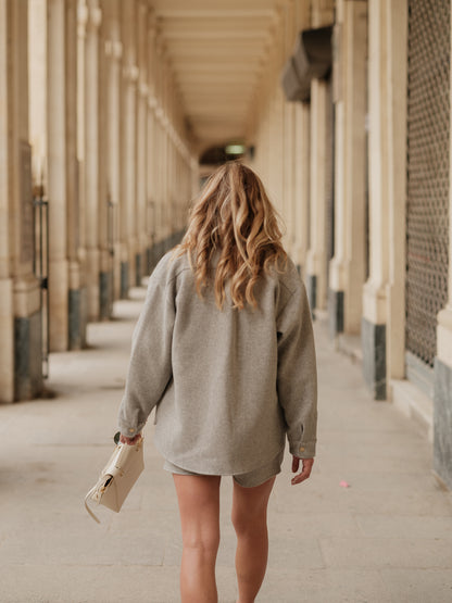 surchemise femme oversize, look urbain affirmé, pièce forte layering, coupe androgyne élégante, veste chemise moderne, style audacieux et fluide ANTIGONE, ANTIGONE Paris, marque de prêt-à-porter premium femme, tailleur femme élégant, ensemble coordonné chic, power suit féminin, ANTIGONE Paris, ANTIGONE, matching set
