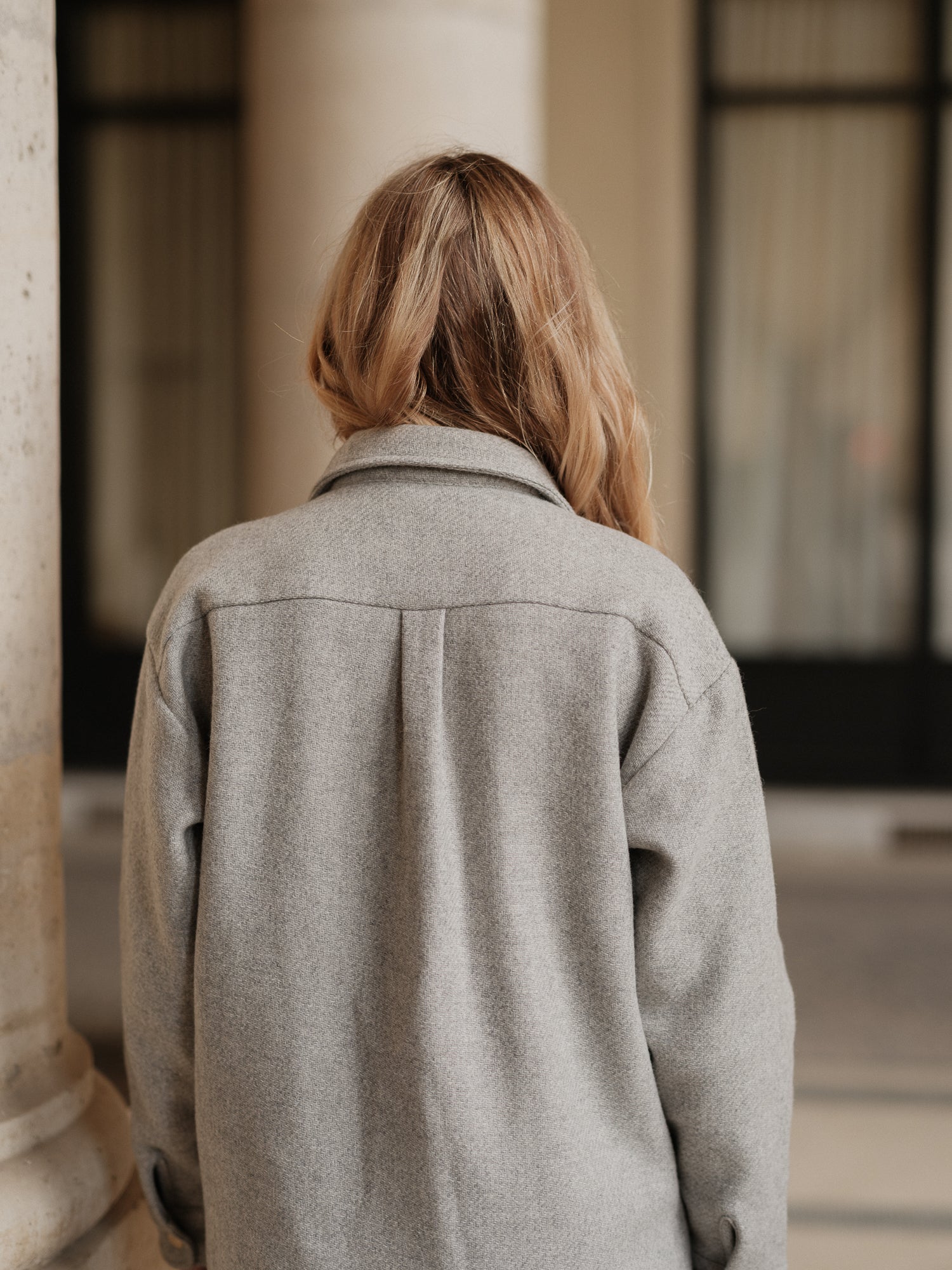 surchemise femme oversize, look urbain affirmé, pièce forte layering, coupe androgyne élégante, veste chemise moderne, style audacieux et fluide ANTIGONE, ANTIGONE Paris, marque de prêt-à-porter premium femme, tailleur femme élégant, ensemble coordonné chic, power suit féminin, ANTIGONE Paris, ANTIGONE, matching set