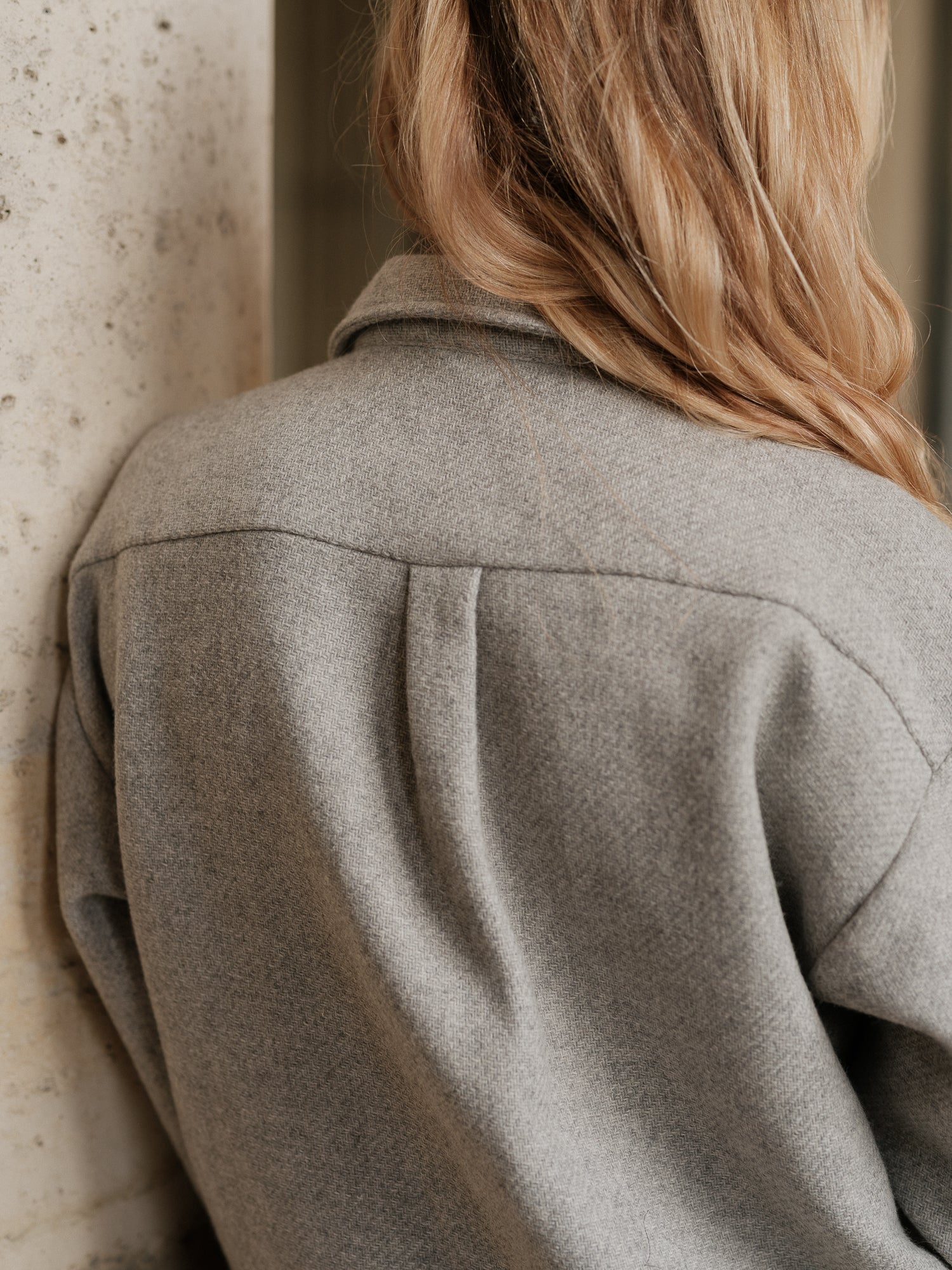 surchemise femme oversize, look urbain affirmé, pièce forte layering, coupe androgyne élégante, veste chemise moderne, style audacieux et fluide