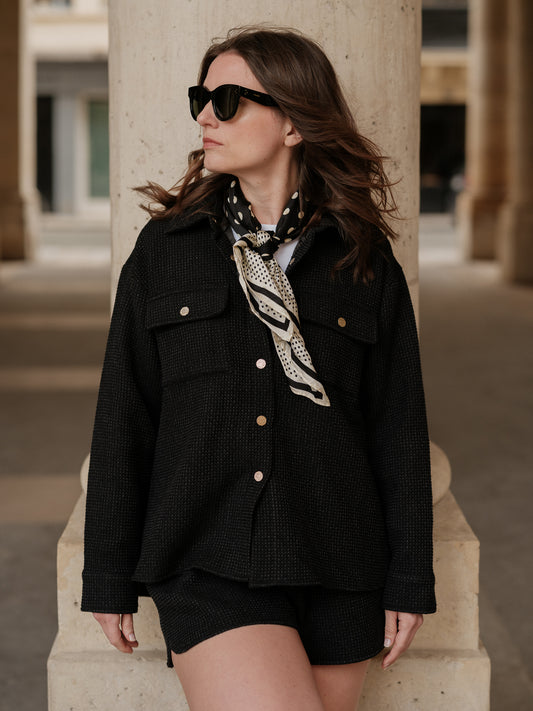 surchemise femme oversize, look urbain affirmé, pièce forte layering, coupe androgyne élégante, veste chemise moderne, style audacieux et fluide