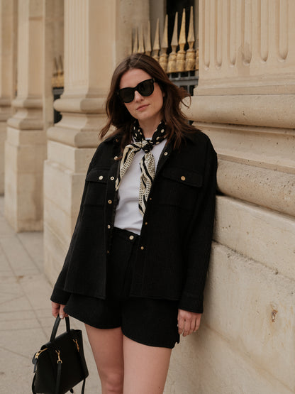 surchemise femme oversize, look urbain affirmé, pièce forte layering, coupe androgyne élégante, veste chemise moderne, style audacieux et fluide