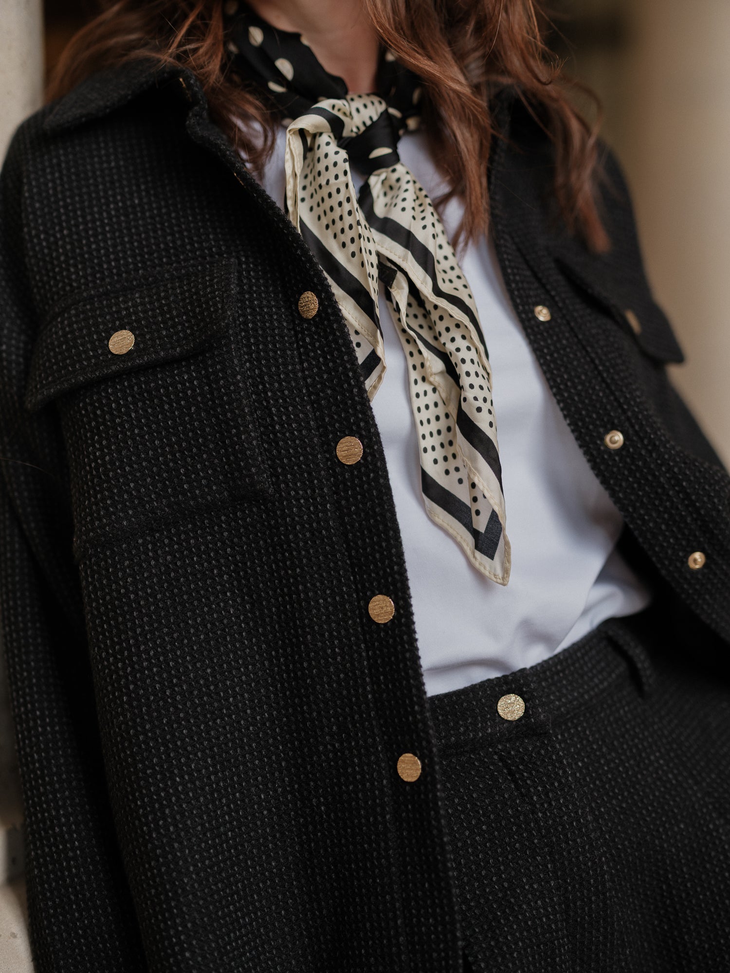 surchemise femme oversize, look urbain affirmé, pièce forte layering, coupe androgyne élégante, veste chemise moderne, style audacieux et fluide