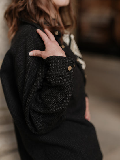surchemise femme oversize, look urbain affirmé, pièce forte layering, coupe androgyne élégante, veste chemise moderne, style audacieux et fluide