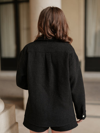 surchemise femme oversize, look urbain affirmé, pièce forte layering, coupe androgyne élégante, veste chemise moderne, style audacieux et fluide