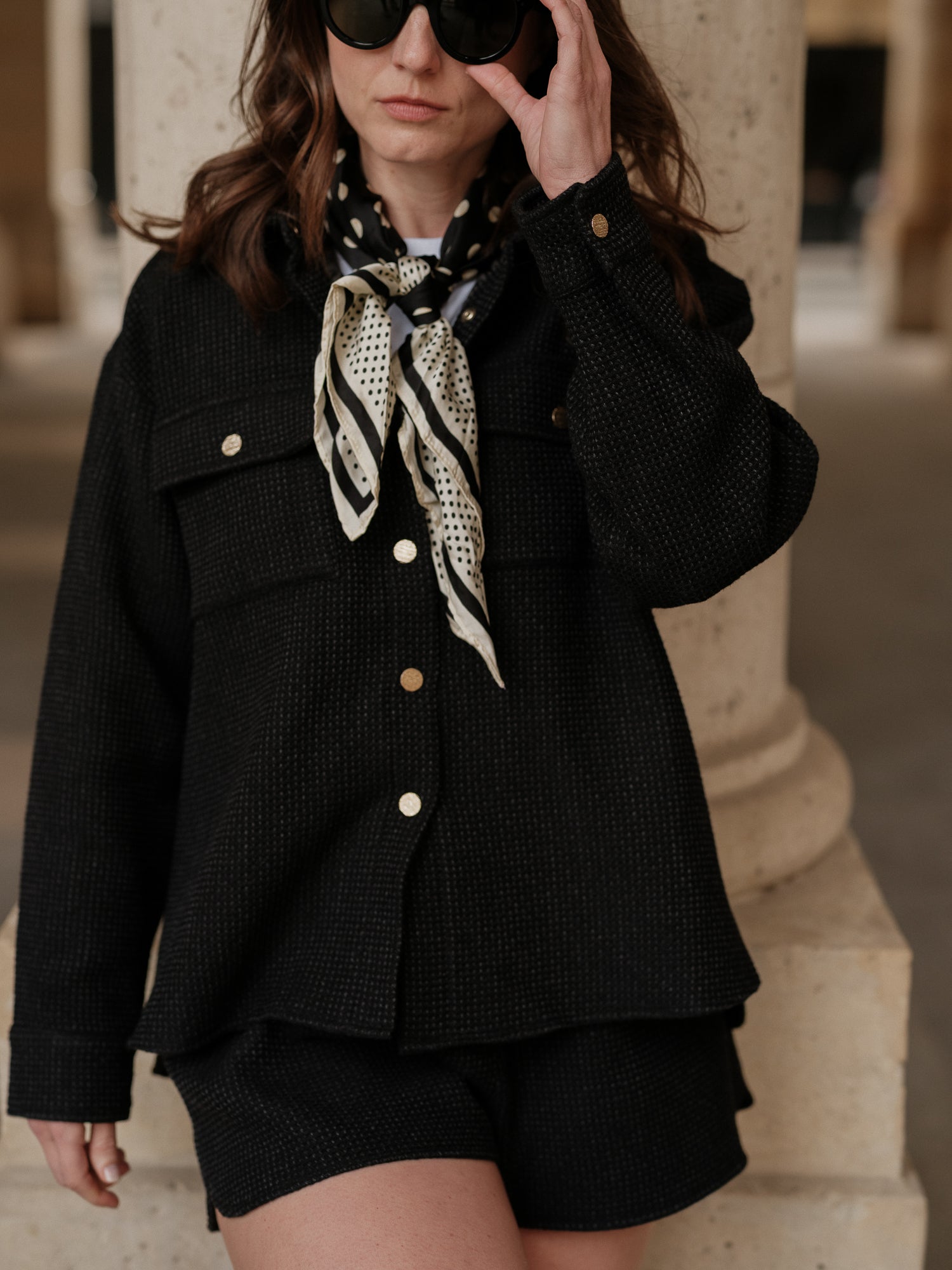 surchemise femme oversize, look urbain affirmé, pièce forte layering, coupe androgyne élégante, veste chemise moderne, style audacieux et fluide