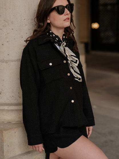 surchemise femme oversize, look urbain affirmé, pièce forte layering, coupe androgyne élégante, veste chemise moderne, style audacieux et fluide