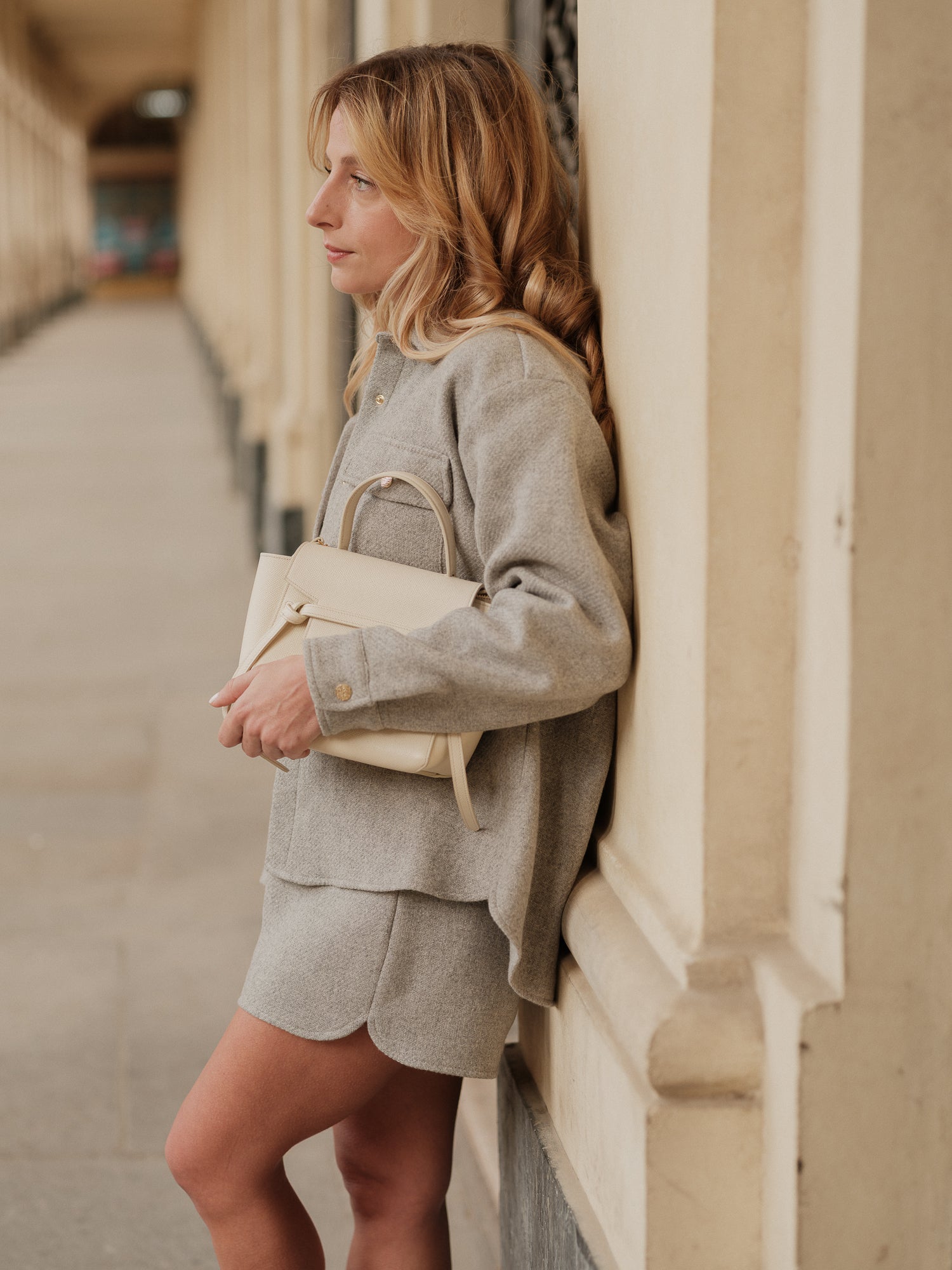 Short femme décontracté chic, coupe loose, taille haute flatteuse, twist urbain, élégance automnal, short moderne, sport chic 