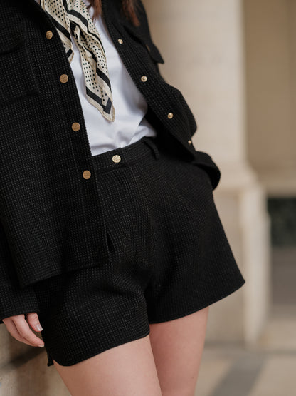 short femme décontracté chic, coupe loose, taille haute flatteuse, twist urbain, élégance automnal, short moderne, sport chic ANTIGONE, ANTIGONE Paris, marque de prêt-à-porter premium femme, tailleur femme élégant, ensemble coordonné chic, power suit féminin, ANTIGONE Paris, ANTIGONE, matching set 