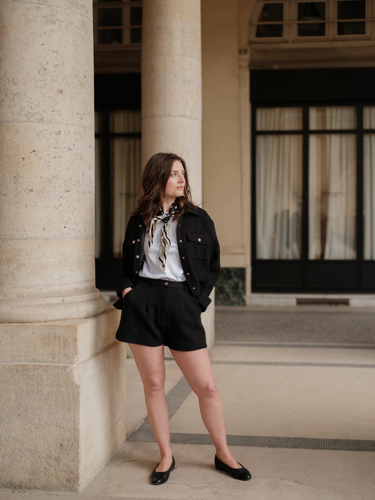 short femme décontracté chic, coupe loose, taille haute flatteuse, twist urbain, élégance automnal, short moderne, sport chic ANTIGONE, ANTIGONE Paris, marque de prêt-à-porter premium femme, tailleur femme élégant, ensemble coordonné chic, power suit féminin, ANTIGONE Paris, ANTIGONE, matching set