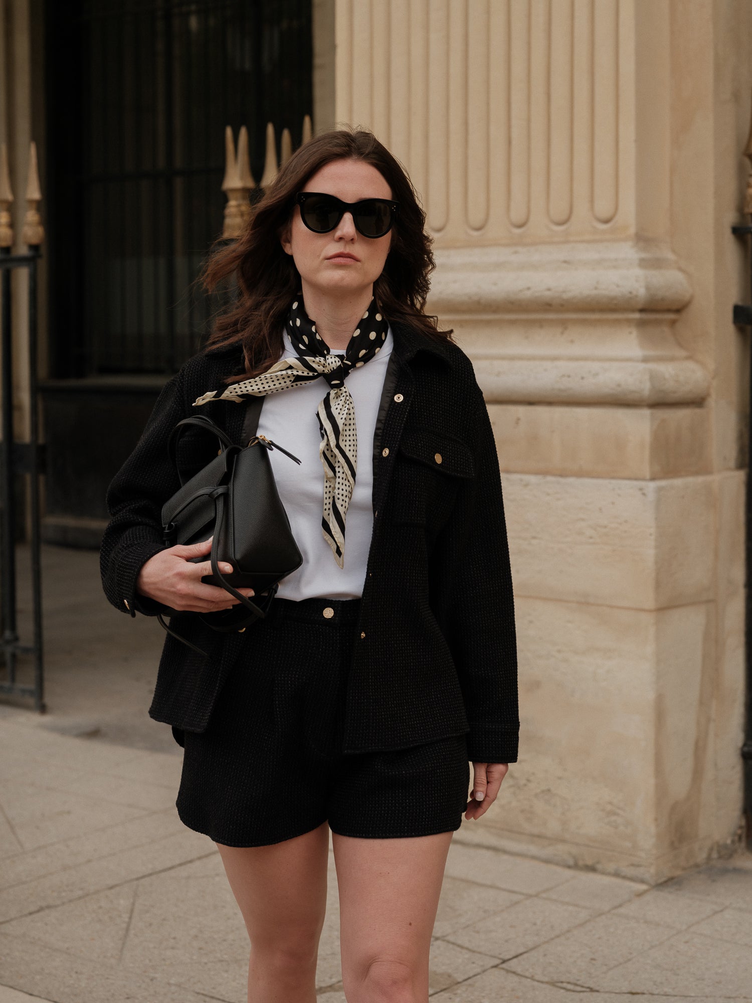 short femme décontracté chic, coupe loose, taille haute flatteuse, twist urbain, élégance automnal, short moderne, sport chic,  ANTIGONE, ANTIGONE Paris, marque de prêt-à-porter premium femme, tailleur femme élégant, ensemble coordonné chic, power suit féminin, ANTIGONE Paris, ANTIGONE, matching set 
