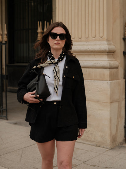 short femme décontracté chic, coupe loose, taille haute flatteuse, twist urbain, élégance automnal, short moderne, sport chic,  ANTIGONE, ANTIGONE Paris, marque de prêt-à-porter premium femme, tailleur femme élégant, ensemble coordonné chic, power suit féminin, ANTIGONE Paris, ANTIGONE, matching set 